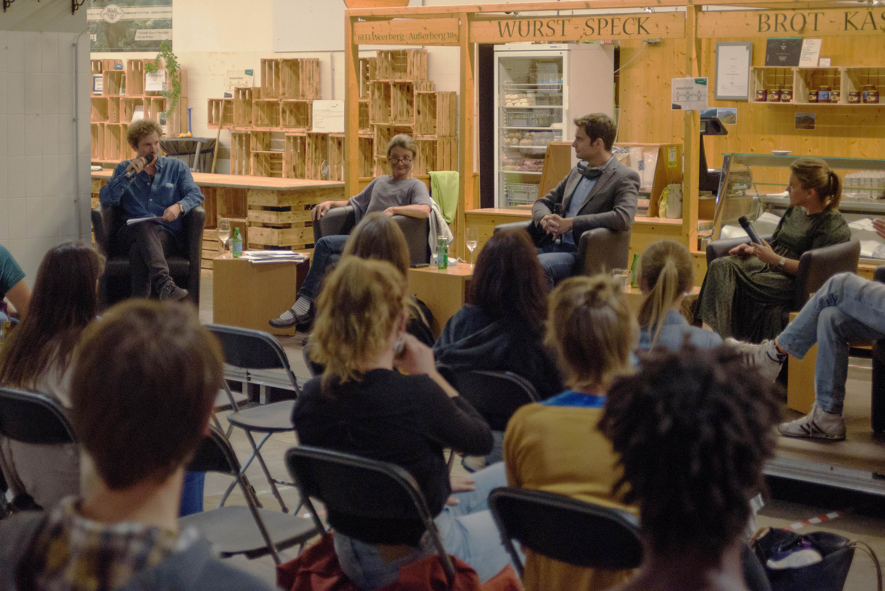 Am 22. September 2020 diskutierten Vizebürgermeisterin Uschi Schwarzl, Gemeinderätin Julia Seidl, der Vorstand des Amts für Verkehrsplanung und Umwelt Martin Hauschild und der Künstler Jakob Winkler in der Markthalle wie Mobilität zukünftig ausschauen kann. 
Dabei lag der Blick darauf, wie sich Mobilität kreativer, nachhaltiger und fairer gestalten lässt. Die offene Diskussion war inhaltlich ein Höhepunkt der heurigen Europäischen Mobilitätswoche in Innsbruck. In Kooperation mit dem Kollektiv Zukunftsschmiede ist es gelungen auch in Zeiten von Corona ein buntes Programm an Informationen zu Trends und Ideen für eine nicht auf das Auto, sondern auf den Menschen zugeschnittene Stadt, zusammenzustellen.