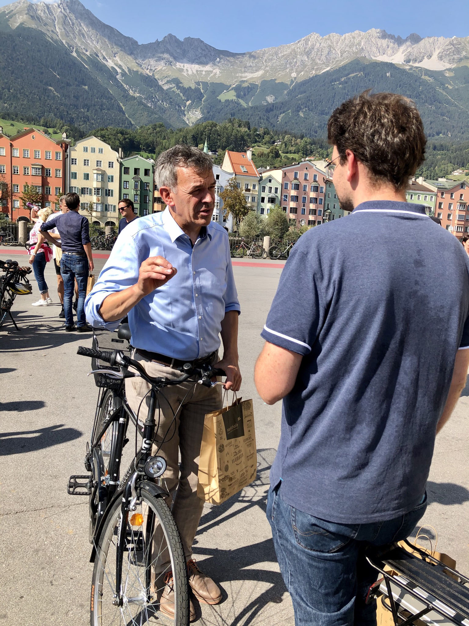 Gemeinsam radeln, miteinander nachhaltige Verkehrslösungen diskutieren – dazu bot die Sternradfahrt aus den Umlandgemeinden von Innsbruck nach Innsbruck am 19. September 2020 eine hervorragende Gelegenheit. Gut gelaunt am Marktplatz angekommen, sah sich Bürgermeister Georg Willi dann auch noch den Vorschlag von Künstler Jakob Winkler „Ein Plan für Innsbruck“ ganz genau an. Dieser künstlerische Diskussionsbeitrag war offensichtlich nicht nur für die Stadt, sondern auch für das Land von besonderem Interesse.