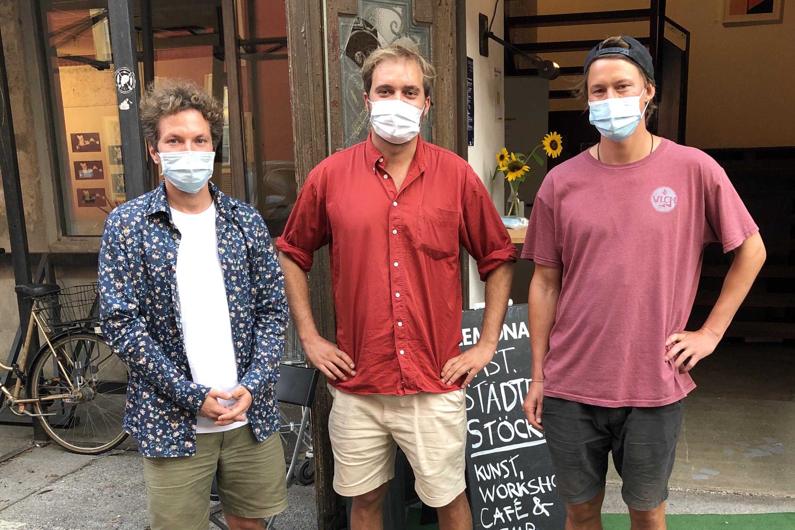 Bürgermeister Georg Willi ließ es sich nicht nehmen persönlich bei der Eröffnung der Ausstellung im Stöcklgebäude, Maria-Theresien-Straße Ecke Salurner Straße vorbeizukommen. Vom 17. bis 21. September fanden dort Ausstellungen und Workshops unter dem mehrdeutigen Titel „Rast.Städte Stöckl“ zu Mobilität in Innsbruck statt. Das Kollektiv Zukunftsschmiede lud dabei nicht nur dazu ein, einen Blick in die Zukunft zu wagen, sondern begab sich auch auf eine Zeitreise in die Vergangenheit.