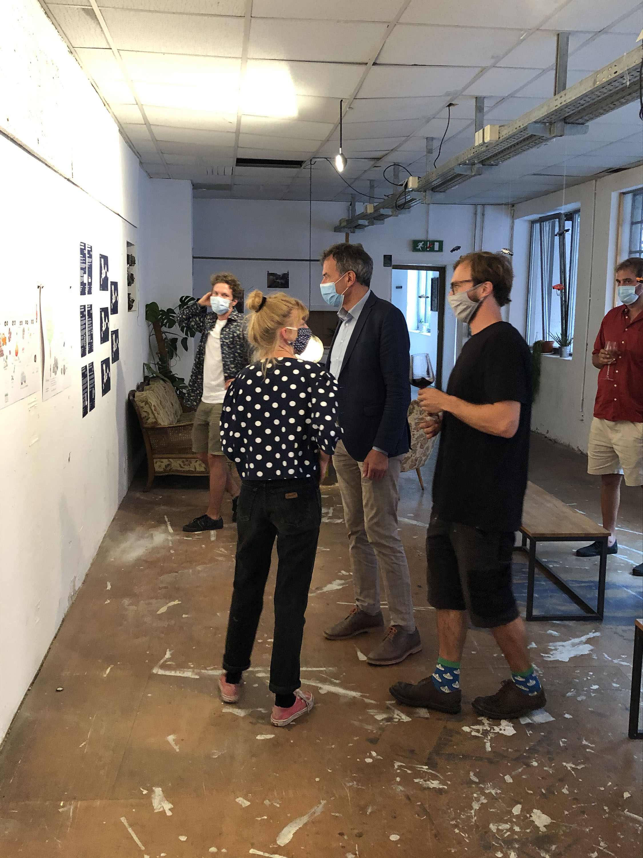 Bürgermeister Georg Willi ließ es sich nicht nehmen persönlich bei der Eröffnung der Ausstellung im Stöcklgebäude, Maria-Theresien-Straße Ecke Salurner Straße vorbeizukommen. Vom 17. bis 21. September fanden dort Ausstellungen und Workshops unter dem mehrdeutigen Titel „Rast.Städte Stöckl“ zu Mobilität in Innsbruck statt. Das Kollektiv Zukunftsschmiede lud dabei nicht nur dazu ein, einen Blick in die Zukunft zu wagen, sondern begab sich auch auf eine Zeitreise in die Vergangenheit.