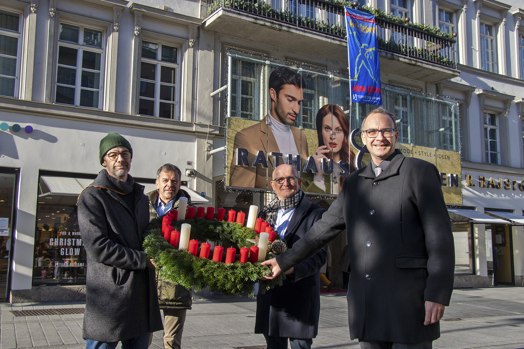 Michael Kerber (Diakonie Flüchtlingsdienst, Leitung und Rechtsberatung), Olivier Dantine (Superintendent der evangelischen Kirche für die Diözese Salzburg-Tirol) und Franz Bittersam (Geschäftsführer Johanniter Tirol, v. l.) überreichten Innsbrucks Bürgermeister Georg Willi (2. v. l.) einen „Wichern-Adventkranz“. Die Diakonie möchte mit dieser kleinen vorweihnachtlichen Geste für die tatkräftige Unterstützung ihrer Arbeit danken. Der Adventkranz ist eng mit den Wurzeln der Diakonie verbunden: Entstanden ist der Adventkranz vor 180 Jahren im so genannten „Rauhen Haus“. Es wurde vom Begründer der Diakonie, dem Theologen und Pädagogen Johann Hinrich Wichern gegründet, der damit eine "Rettungsanstalt" für verwahrloste Kinder von notleidenden Arbeiterfamilien in Hamburg initiierte. Um ihnen die Wartezeit bis Weihnachten zu verkürzen, entzündete er 1839 jeden Tag eine Kerze an einem Wagenrad. Daraus entstand der heutige Adventkranz mit den vier Kerzen, der somit zum Symbol und Hoffnungsträger nicht nur für Kinder und Jugendliche in verschiedenen Lebenslagen geblieben ist.