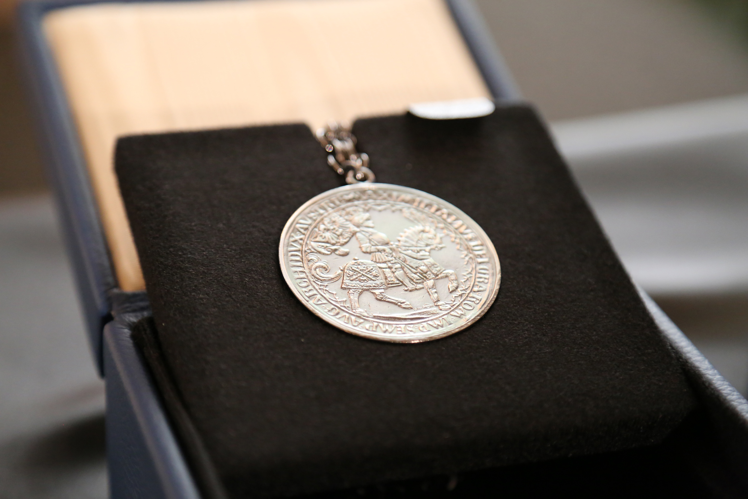 Der Preis besteht aus einer Urkunde, einer Medaille in Form eines Schautalers von Kaiser Maximilian I. aus dem Jahr 1509 sowie einem Geldpreis in Höhe von 10.000 Euro.