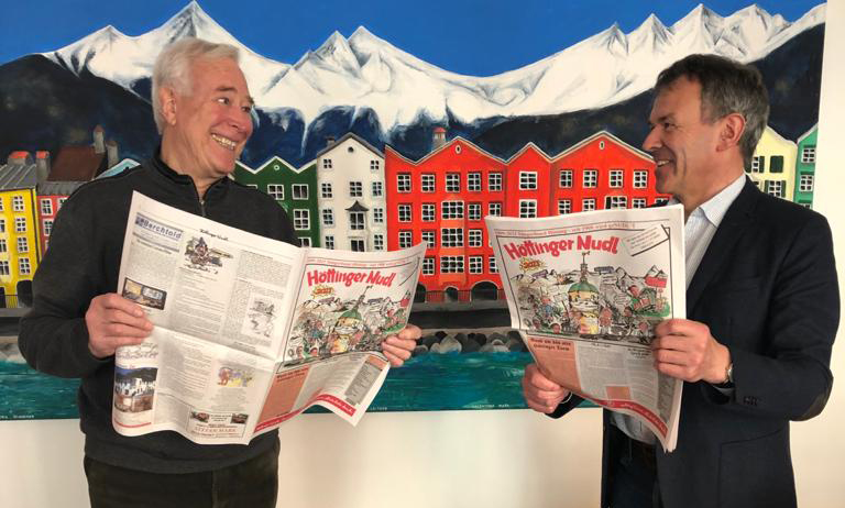 Alljährlich zum Jahreswechsel erscheint die traditionelle „Höttinger Nudl“. Die älteste Faschingszeitung Österreichs wird seit 1908 vom Höttinger Sängerbund herausgebracht. Chefredakteur Peter Kodera (l.) übergab Bürgermeister Georg Willi auch in diesem Jahr die mittlerweile 112. Ausgabe. Auch dieses Mal werden wieder Vorkommnisse aus allen Stadtteilen Innsbrucks des vergangenen Jahres aufs Korn genommen und lustig kommentiert.