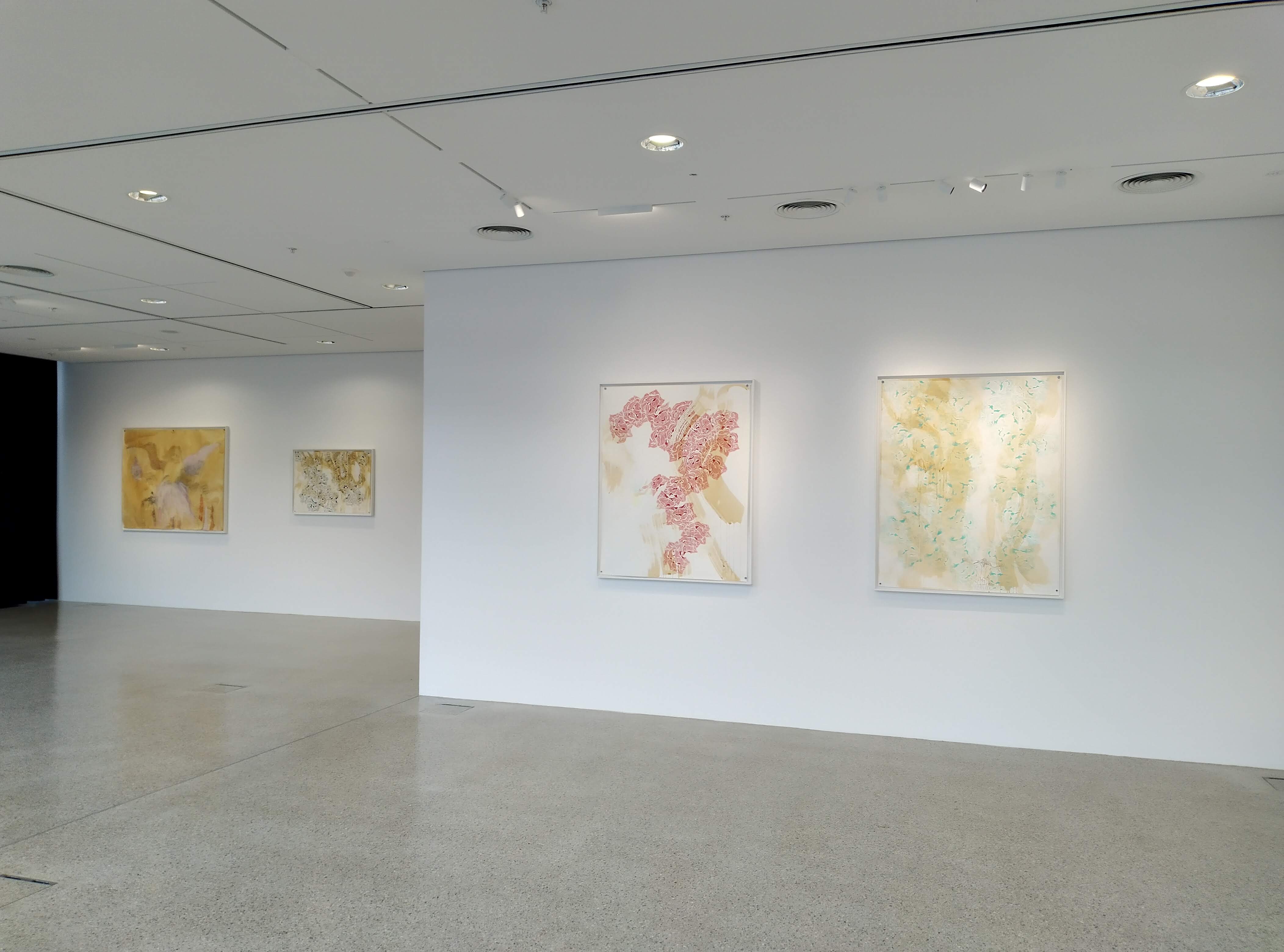 Luftig und blumig präsentieren sich die Werke der Innsbrucker Künstlerin Charlotte Simon in der städtischen Fördergalerie (Amraser Straße 2) - zu sehen bis 27. März.