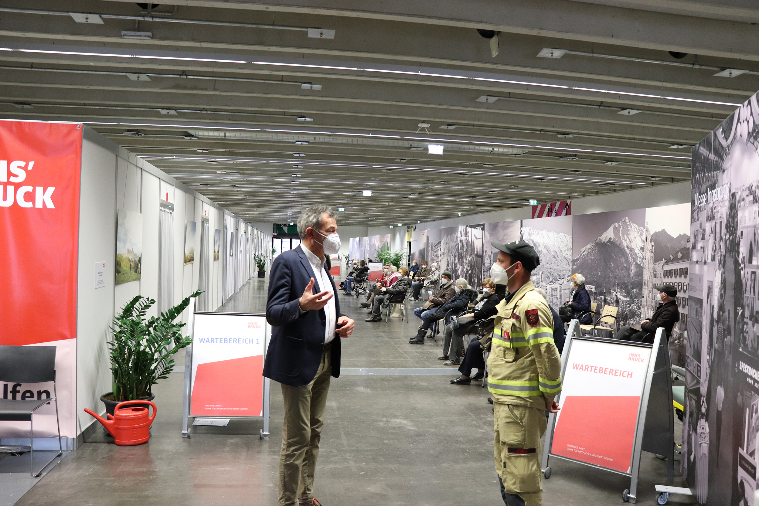 Die Impfungen in den Wohn- und Pflegeheimen der Innsbrucker Sozialen Dienste (ISD) sowie bei den privaten Heimträgern in Innsbruck wurden mittlerweile abgeschlossen. Bürgermeister Georg Willi machte sich kürzlich ein Bild von der Impfstation in der Messe Innsbruck, wo derzeit die Corona-Schutzimpfungen für die Über-80-Jährigen angelaufen sind. Vergangene Woche erfolgten bereits 1.200 Impfungen für diese Personengruppe. In den kommenden Tagen werden in Kooperation mit den "tirol kliniken" weitere BürgerInnen, die 80 Jahre oder älter sind, geimpft.