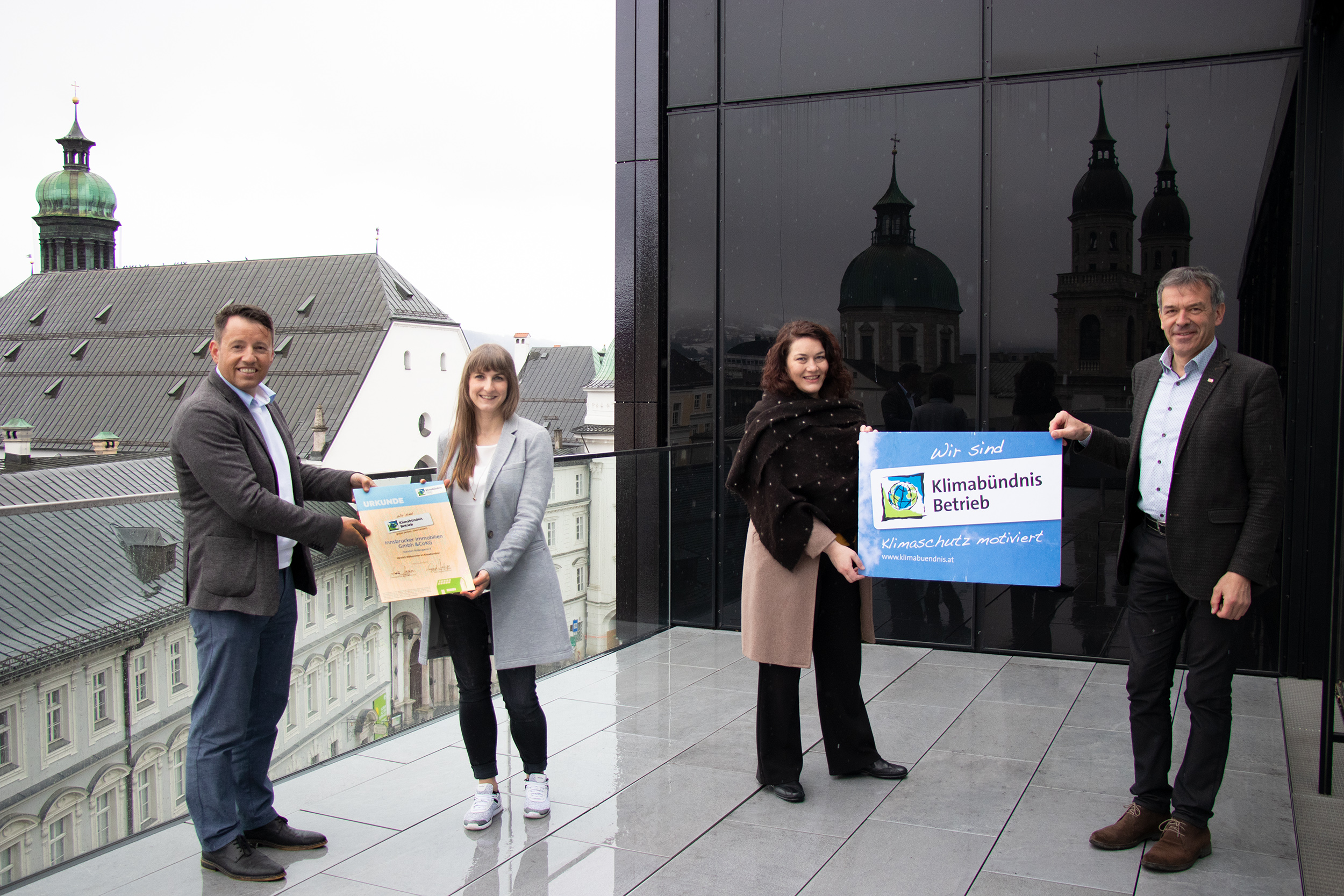 IIG-Geschäftsführer Franz Danler, Nachhaltigkeitsbeauftragte Leandra Jänicke, Landeshauptmann-Stellvertreterin Ingrid Felipe und Bürgermeister Georg Willi freuen sich über die neue Partnerschaft.