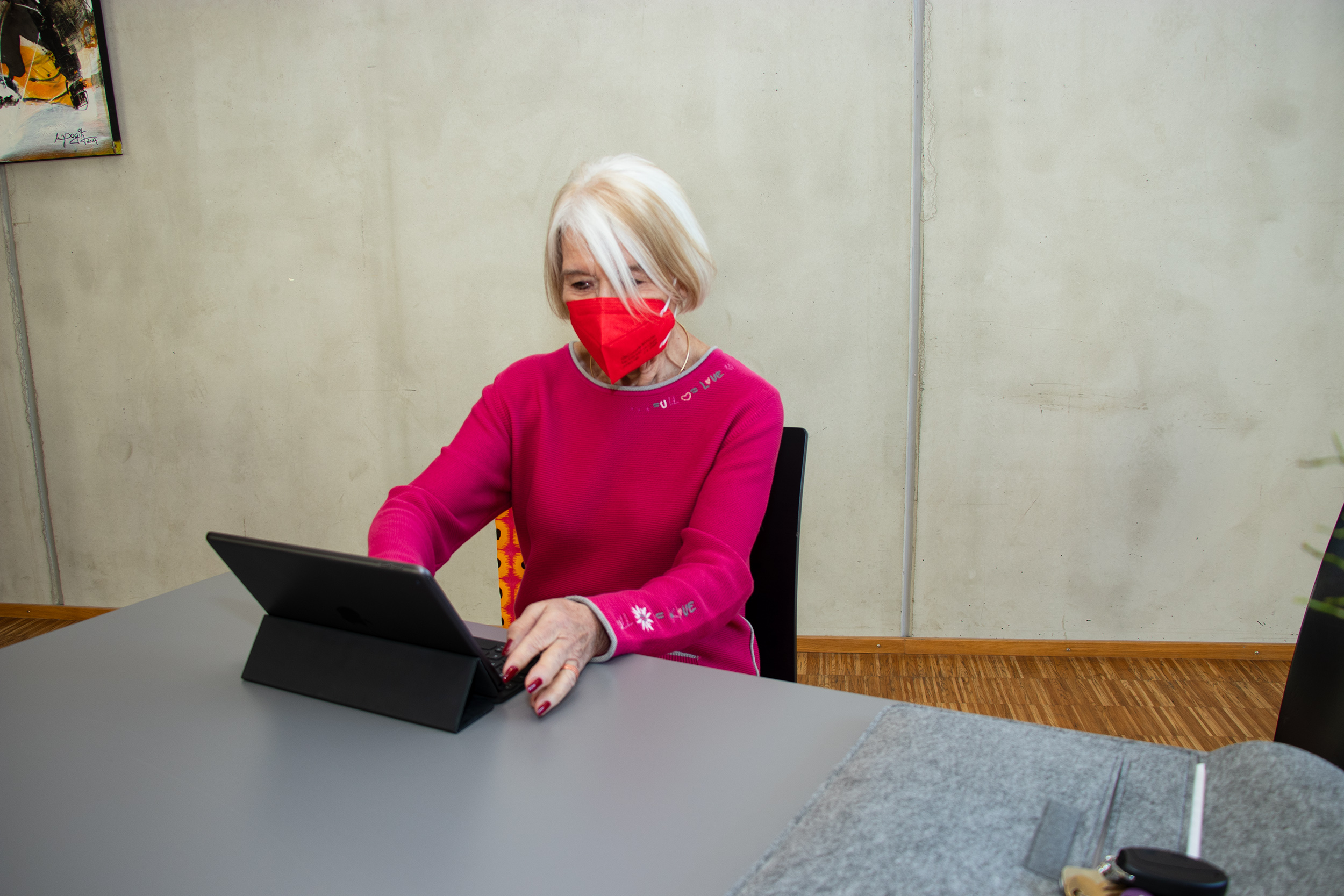 In der Computeria bekommen SeniorInnen technische Tipps und Tricks von fachkundigen HelferInnen.