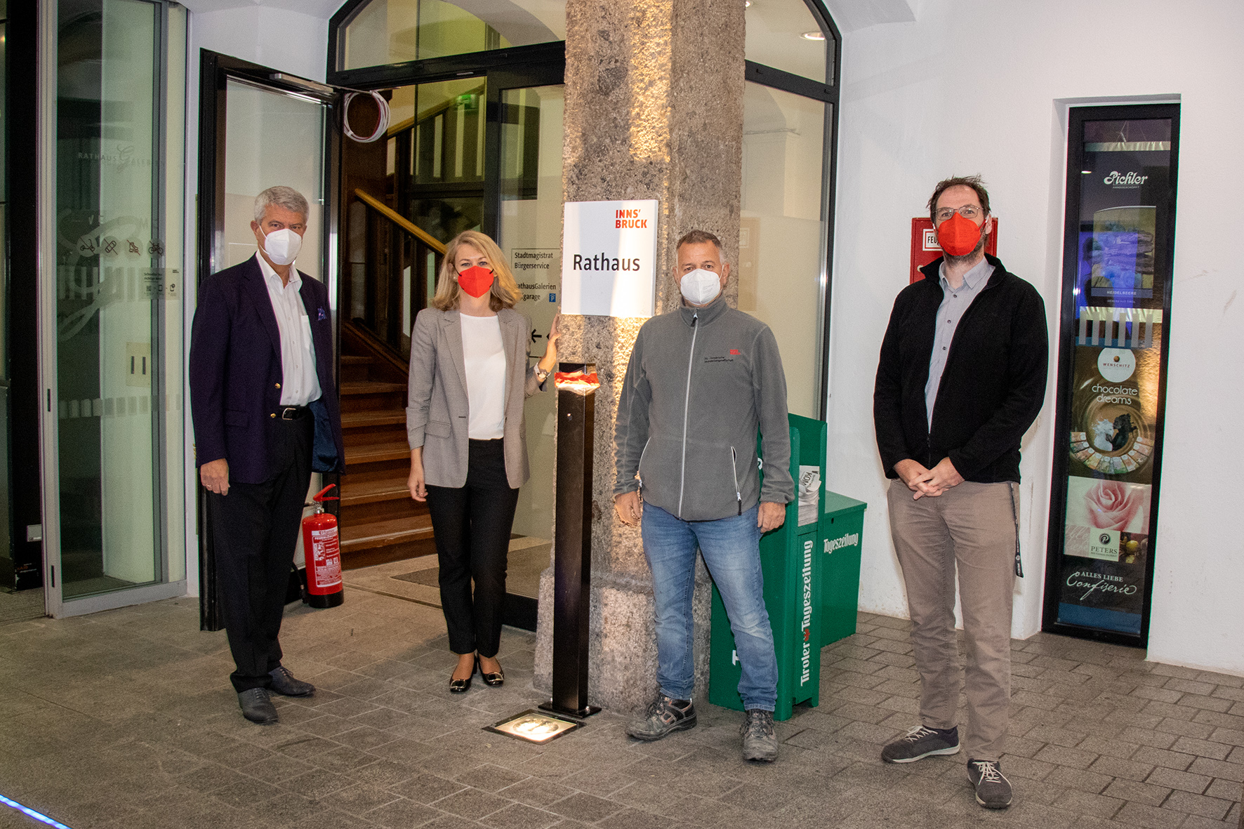 Mit großer Vorfreude machte sich Stadträtin Mag.a Elisabeth Mayr ein Bild von den Fortschritten zur Umsetzung der Barrierefreiheit beim Eingang zum Rathaus in der Maria-Theresien-Straße. Mitarbeiter der IIG brachten dafür einen Türantrieb und einen leicht zugänglichen Türöffner an. Somit sind nun alle Zugänge zum Rathaus barrierefrei. Mag. Ferdinand Neu (Gebäudemanagement), Stadträtin Elisabeth Mayr, IIG-Steinmetz Christian Juen und Mag. Wolfgang Grünzweig (Behindertenbeirat) zeigen sich zufrieden mit der weiteren Maßnahme zum Abbau von Barrieren im Rathaus.
