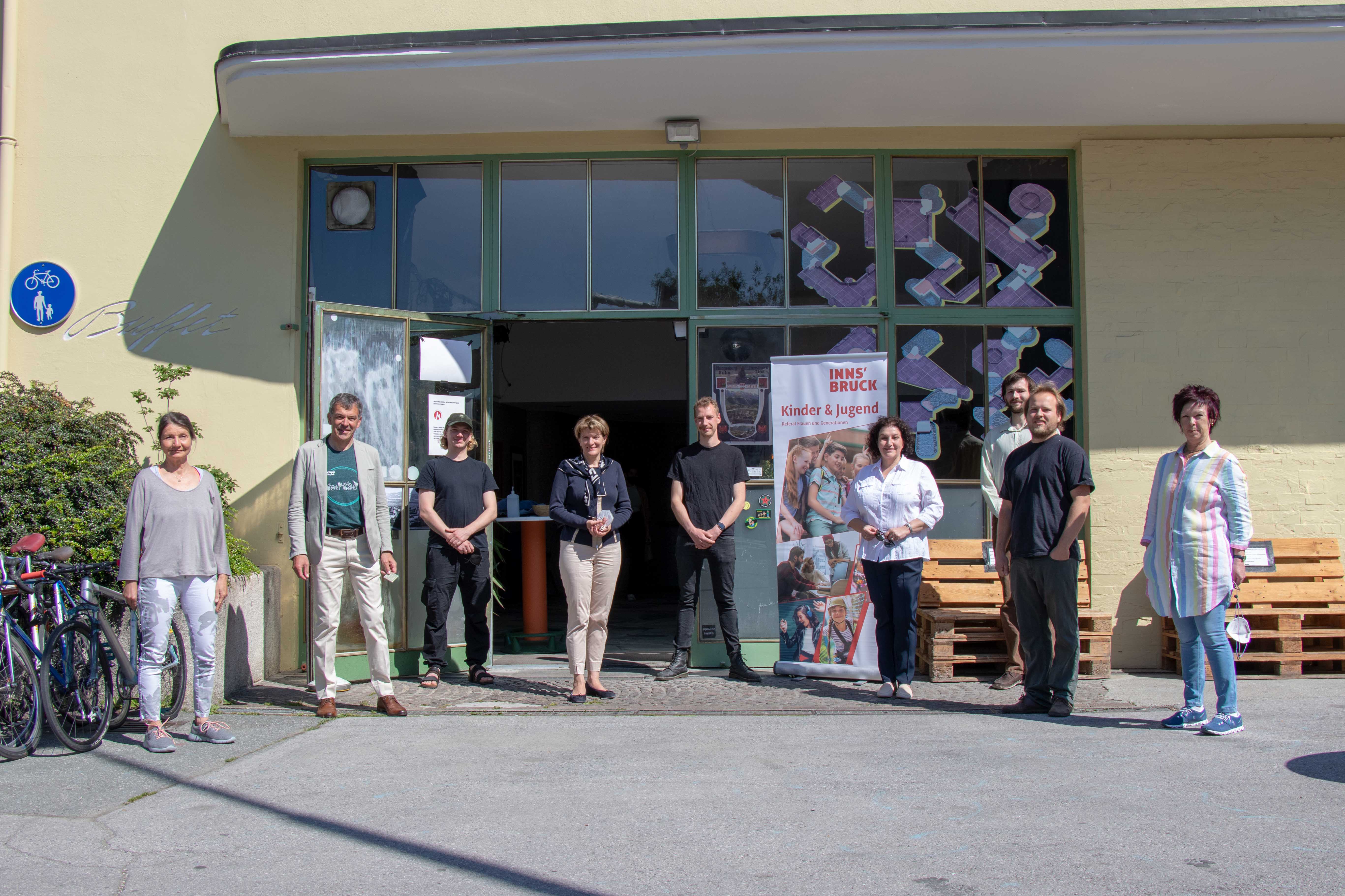 Seit November 2014 ist in der ehemaligen Talstation der Hungerburgbahn neues Leben eingekehrt. Mit Unterstützung der Stadt Innsbruck hat der Verein „Junge Talstation“ daraus ein facettenreiches Co-Working-, Kultur und Veranstaltungszentrum geschaffen. Die Entwicklung von der alten Talstation hin zu einem Haus der Jugend wird nun in einer Ausstellung präsentiert. Mit Hilfe des Innsbrucker Stadtarchivs, des Tiroler Landesmuseums Ferdinandeum, sagen.at sowie Eventfotografen wurde eine Vielzahl an eindrucksvollen Fotos zusammengetragen, die die facettenreiche Geschichte anschaulich dokumentieren. Jugendstadträtin Christine Oppitz-Plörer (2.v.r.), Bürgermeister Georg Willi, Kulturstadträtin Uschi Schwarzl (3.v.l.) und Gemeinderätin Irene Heisz (2.v.l.) folgten der Einladung des Vereins unter der Leitung von Thomas Krug (l.) und besichtigten die Ausstellung vorab.