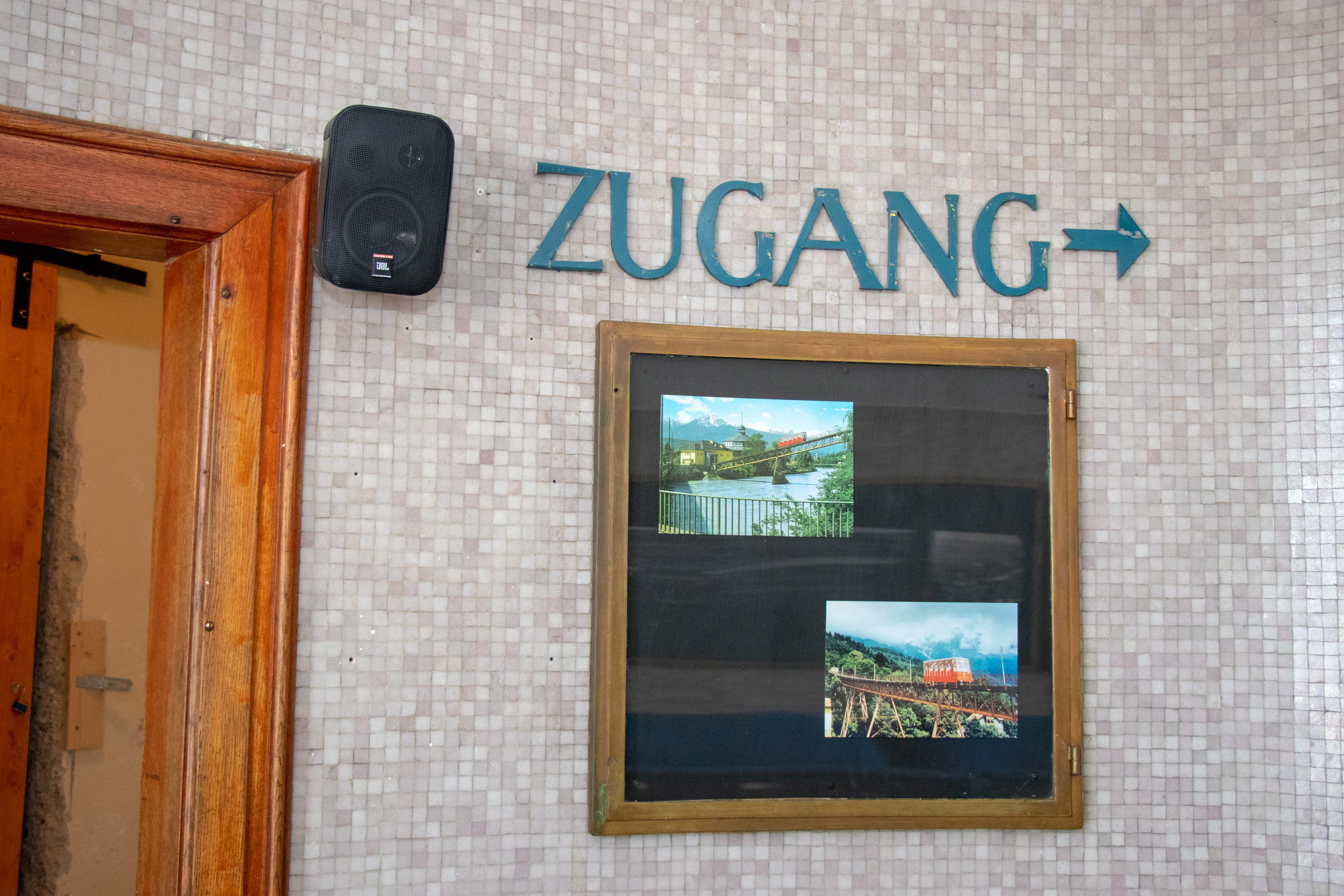 Seit November 2014 ist in der ehemaligen Talstation der Hungerburgbahn neues Leben eingekehrt. Mit Unterstützung der Stadt Innsbruck hat der Verein „Junge Talstation“ daraus ein facettenreiches Co-Working-, Kultur und Veranstaltungszentrum geschaffen. Die Entwicklung von der alten Talstation hin zu einem Haus der Jugend wird nun in einer Ausstellung präsentiert. Mit Hilfe des Innsbrucker Stadtarchivs, des Tiroler Landesmuseums Ferdinandeum, sagen.at sowie Eventfotografen wurde eine Vielzahl an eindrucksvollen Fotos zusammengetragen, die die facettenreiche Geschichte anschaulich dokumentieren. Jugendstadträtin Christine Oppitz-Plörer (2.v.r.), Bürgermeister Georg Willi, Kulturstadträtin Uschi Schwarzl (3.v.l.) und Gemeinderätin Irene Heisz (2.v.l.) folgten der Einladung des Vereins unter der Leitung von Thomas Krug (l.) und besichtigten die Ausstellung vorab.