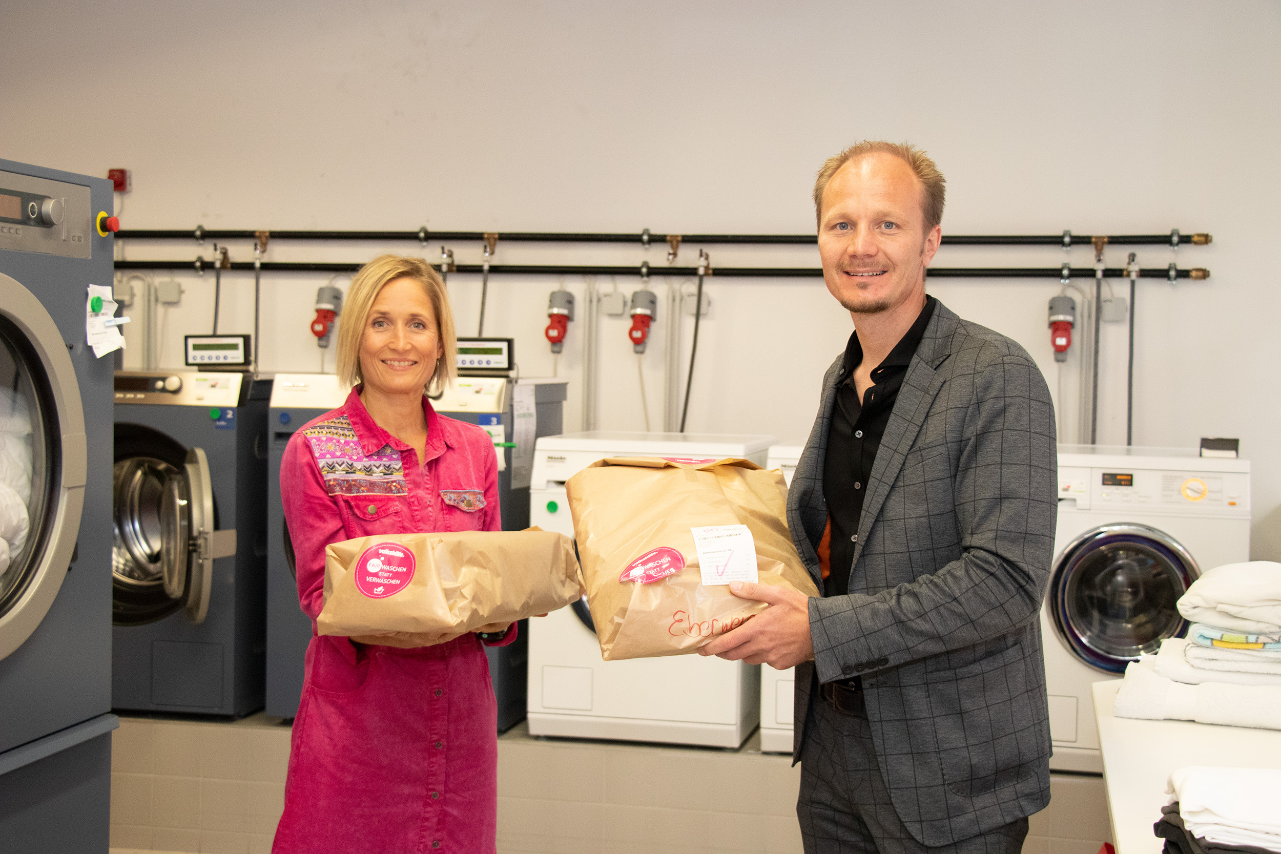 Die Wäscherei "Libelle" der Volkshilfe Tirol bietet die Möglichkeit eines beruflichen Neubeginns. Acht Übergangsarbeitsplätze stehen in der Dr.-Franz-Werner-Straße 34 zur Verfügung, die vom Arbeitsmarktservice (AMS)  vergeben werden. Durch die auf ein Jahr befristete Beschäftigung und Qualifizierung erhalten Menschen eine Perspektive. Bei einem Betriebsbesuch hat der zuständige Vizebürgermeister Johannes Anzengruber Volkshilfe-Geschäftsführerin Kerstin Egger weitere Unterstützung für die Job-Initiative durch die Stadt Innsbruck zugesichert. 

Kontakt & Infos:
Tel.: 0 50 890 11 00
E-Mail: libelle@volkshilfe.net