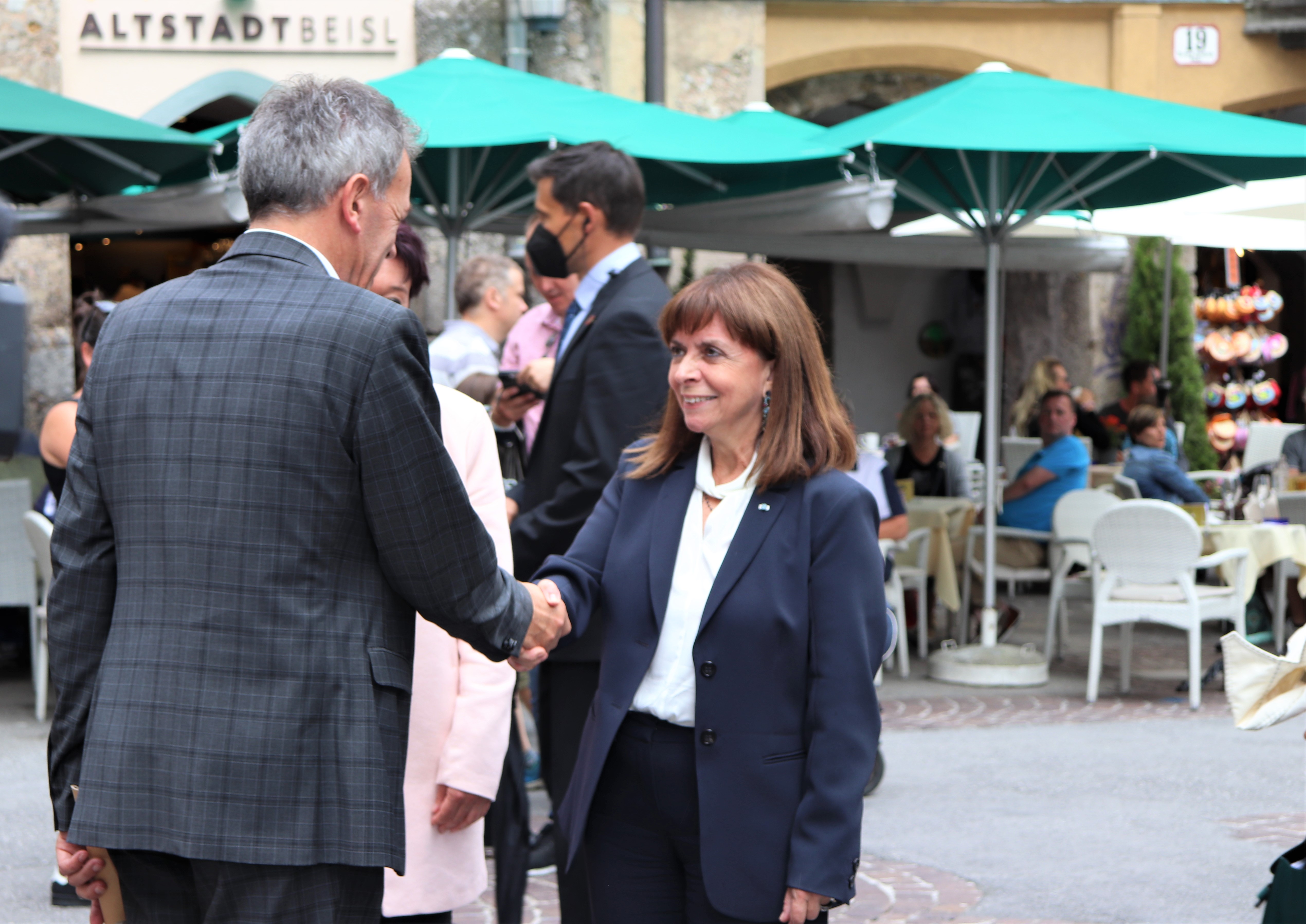 Am 23. August begrüßte Bürgermeister Georg Willi (l.) die griechische Staatspräsidentin Katerina Sakellaropoulou (r.) in der Innsbrucker Altstadt. Im Zuge ihres Tirol-Aufenthalts besuchte sie auch die Tiroler Landeshauptstadt. Auf dem Programm stand unter anderem eine Besichtigung des Museums Goldenes Dachl. Tagesaktuelle Themen wurden abschließend bei Kaffee und Kuchen im Café Sacher besprochen.