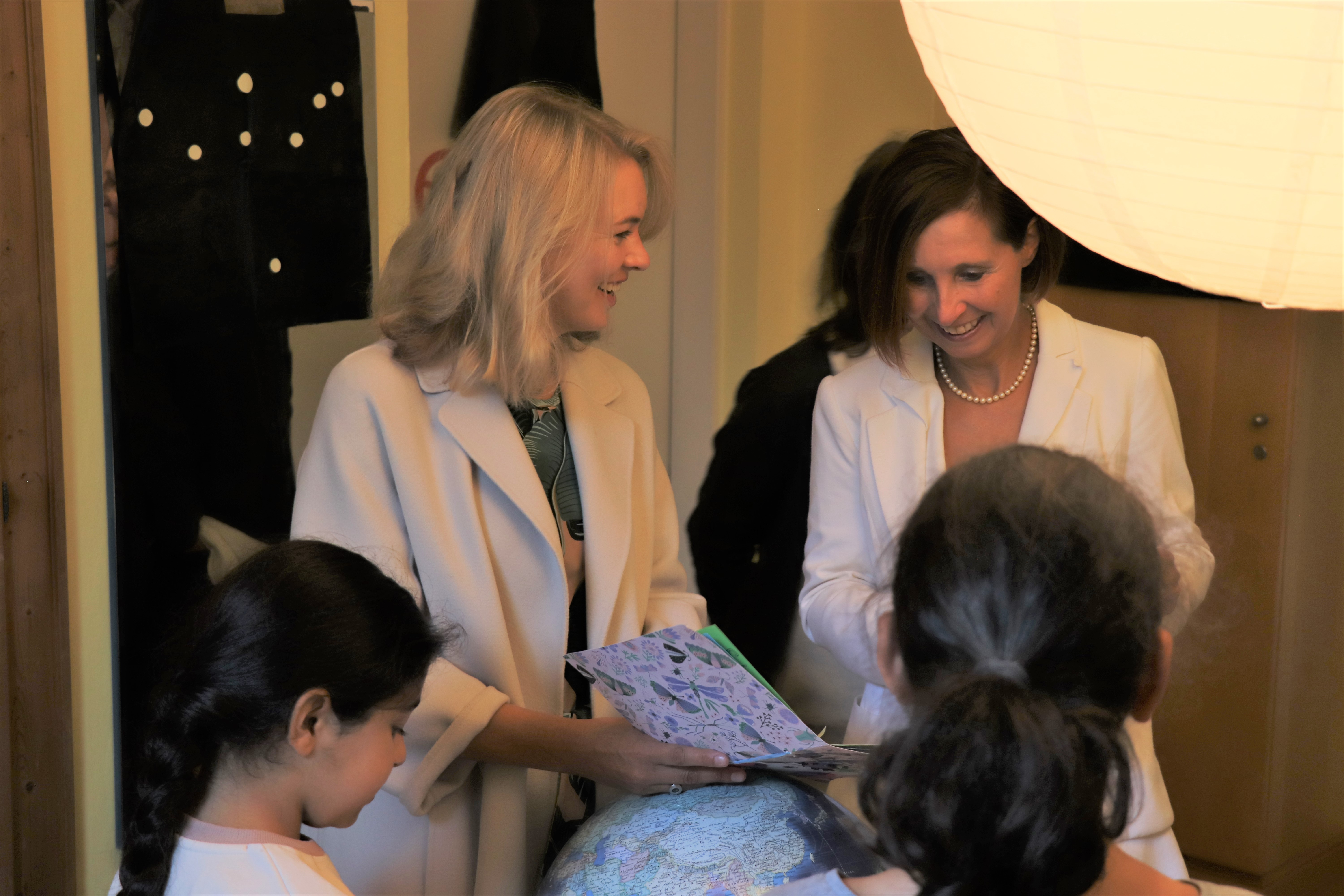 Erstmalig fördert die Stadt Innsbruck die Lernprojekte von DOWAS für Frauen mit einer Sondersubvention aus dem Bereich Bildung. Durch ein zusätzliches Angebot in den Sommerferien wird Kindern ermöglicht, sich ideal auf den Schulstart vorzubereiten und die spielerische Freude am Lernen zu entdecken. Am 26. August besuchten Landesrätin Gabriele Fischer (r.) und Stadträtin Elisabeth Mayr (l.) das Sommerlernabenteuer und die anwesenden Kinder.