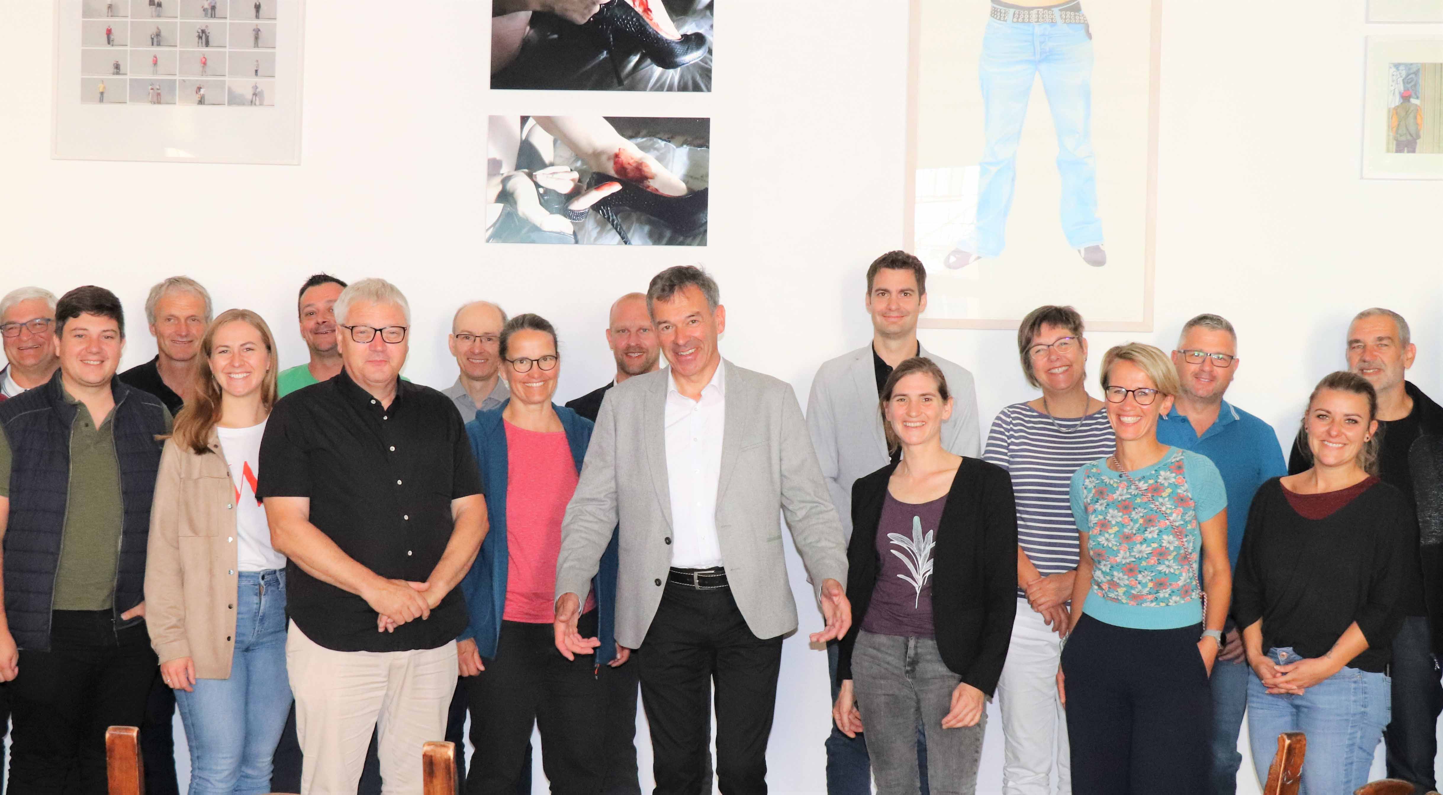 Im Rahmen ihrer mehrtägigen Exkursion zum Thema Energie war kürzlich eine Gruppe aus Vorarlberg zu Gast bei Bürgermeister Georg Willi (M.). Gemeinsam mit den rund 50 TeilnehmerInnen wurde über Ideen und Inputs zum Thema Klimaziele erreichen diskutiert. Neben angeregten Gesprächen zu nachahmenswerten Projekten wurden auch best-practice Beispiele der Stadt hervorgehoben.