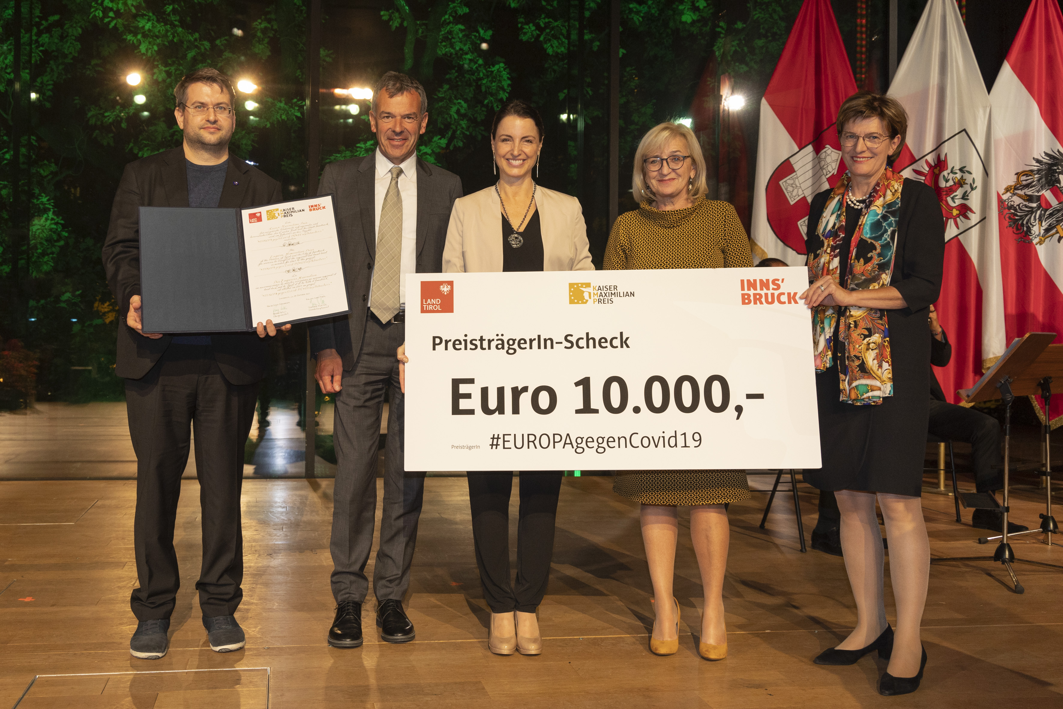 Der Kaiser-Maximilian-Preis 2021 wurde im feierlichen Rahmen im Haus der Musik Innsbruck an das SiegerInnenprojekt „EUROPAgegenCovid19“ übergeben (v.r.n.l.): Stadträtin Christine Oppitz-Plörer, Landesrätin Beate Palfrader, Nana Walzer (Europe:United), Bürgermeister Georg Willi und Daniel Gerer (Europe Direct Wien)