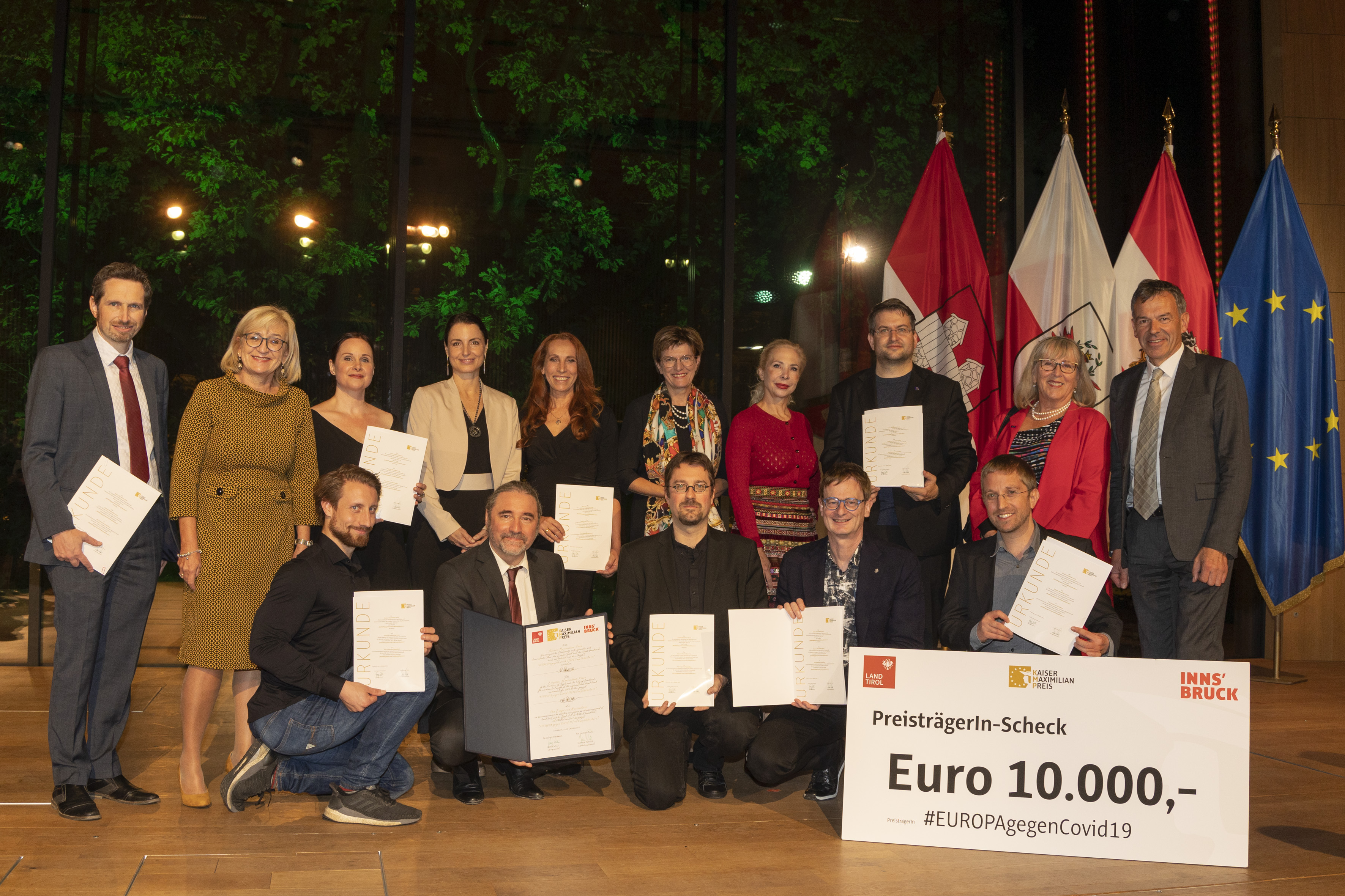 Landesrätin Beate Palfrader (2.v.l.), Bürgermeister Georg Willi (r.) und Stadträtin Christine Oppitz-Plörer (M.) gratulierten den Mitwirkenden am SiegerInnenprojekt zum diesjährigen Kaiser-Maximilian-Preis.