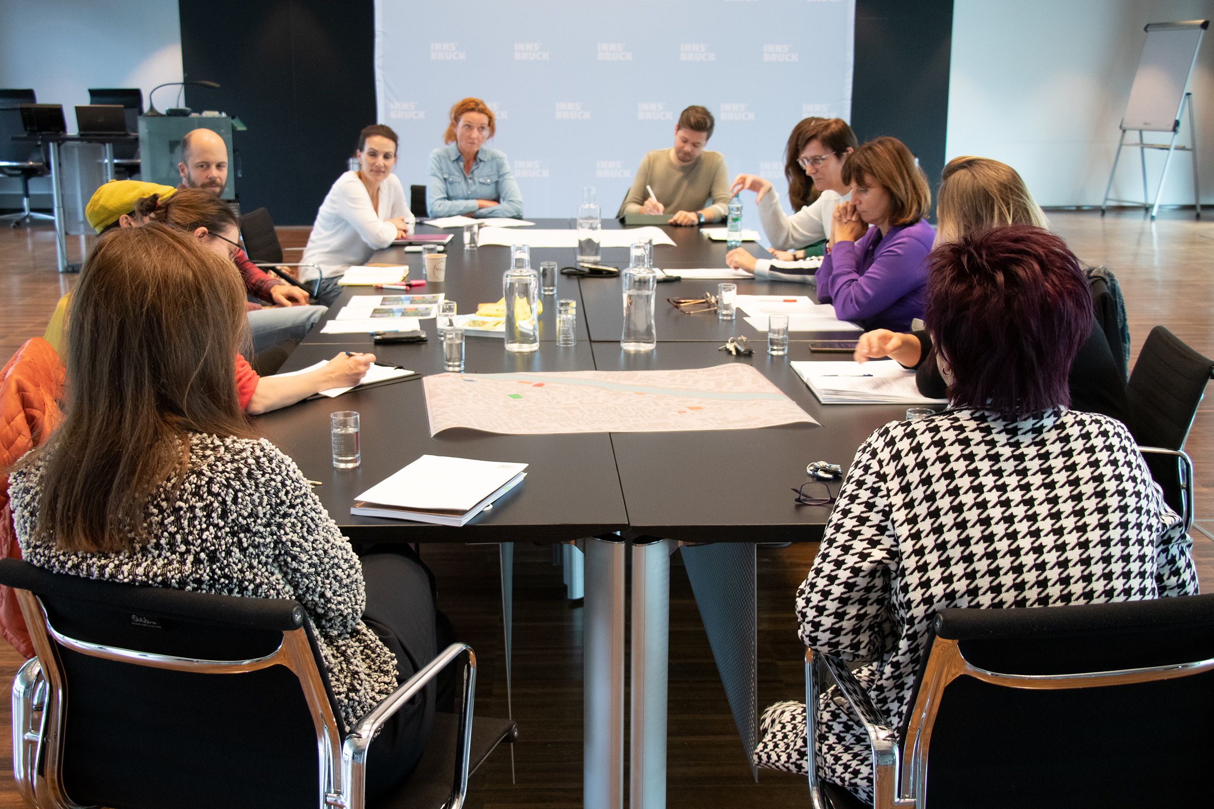 Auf Einladung des Amtes für Stadtplanung, Stadtentwicklung und Integration fand im Plenarsaal des Rathauses vor Kurzem das erste Vernetzungstreffen zwischen den Stadtteiltreffs der Innsbrucker Sozialen Dienste GmbH (ISD) und städtischen Dienststellen statt. Das interne Netzwerk soll das Bewusstsein für den Nutzen der Stadtteilarbeit fördern und die KoordinatorInnen in den Stadtteiltreffs durch Wissen aus dem Magistrat unterstützen. Die in Stadtteilbüros und Sozialzentren organisierte Stadtteilarbeit der ISD wurde im heurigen Frühjahr neu strukturiert. Die Stadtteiltreffs Bienerstraße, Dreiheiligen, Höttinger Au, Hötting-West, Mühlau, O-Dorf, Pradl, Reichenau und Wilten kümmern sich nunmehr um aktive Nachbarschaft und die Gestaltung des persönlichen Umfelds im jeweiligen Stadtteil.
(WG)