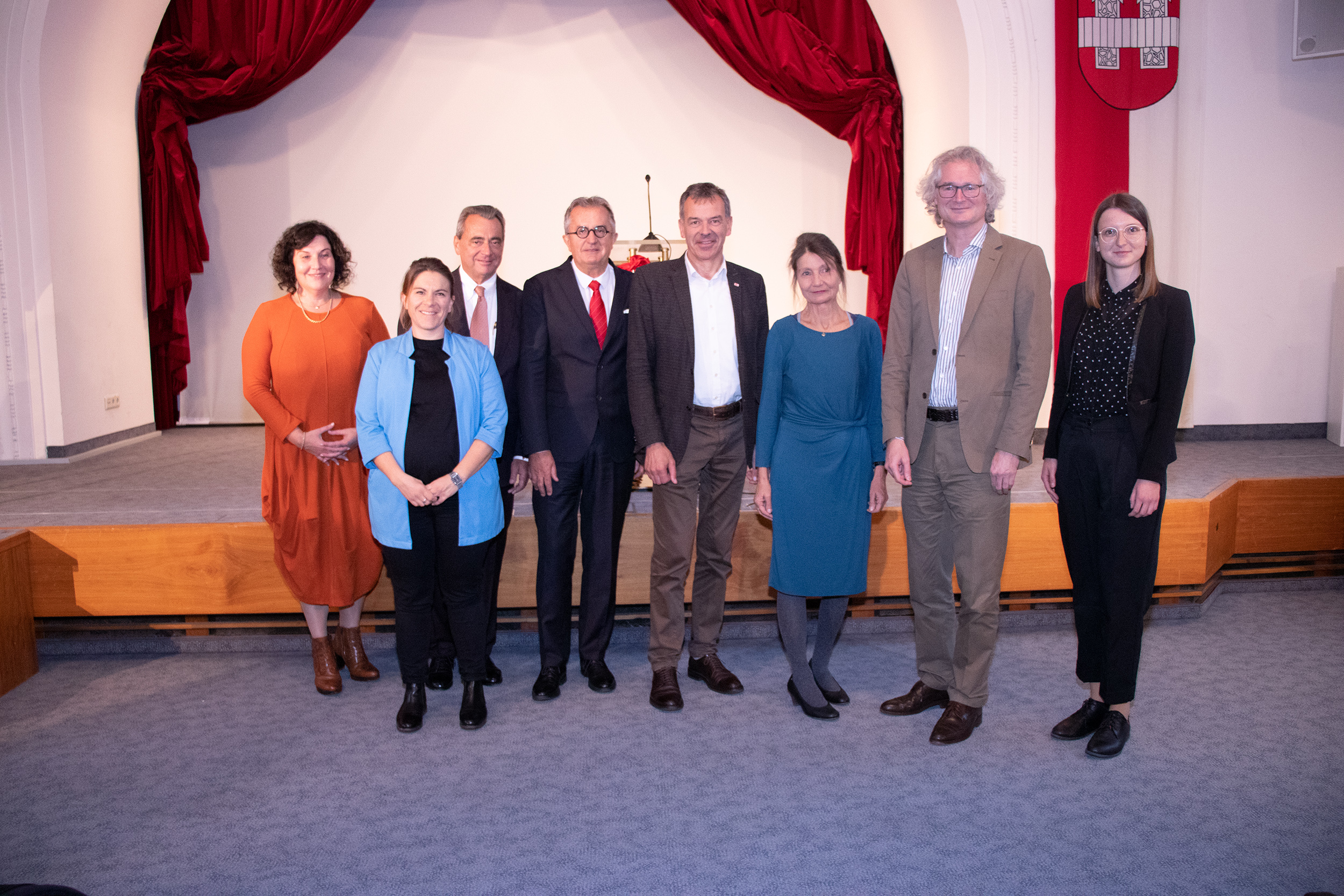 Ganz im Zeichen von Diana Budisavljević stand ein Festakt, der in den Ursulinensälen begangen wurde. Die als Diana Obexer 1891 in Innsbruck geborene Budisavljević rettete während des Zweiten Weltkrieges mit Unterstützung von weiteren HelferInnen mehrere Tausend, überwiegend serbische Kinder aus den Konzentrationslagern des faschistischen Ustaša-Regimes. 2011 folgte die posthume Ehrung durch die Stadt Innsbruck, im vergangenen Jahr wurde der Kindergarten Reichenau-Ost nach ihr benannt und im April diesen Jahres eine Gedenktafel an ihrem Elternhaus in der Maria-Theresien-Straße 15 angebracht. Bürgermeister Georg Willi (4.v.r.) würdigte ihr humanitäres Engagement gemeinsam mit Michael Zimpfer (3.v.l.), dem serbischen Botschafter Nebojsa Rodic (4.v.l.), dem wissenschaftlichen Direktor des Leibniz-Instituts für Ost- und Südosteuropaforschung und Inhaber des Lehrstuhls Geschichte Südost- und Osteuropas an der Universität Regensburg Ulf Brunnbauer (2.v.r.) sowie den Mitgliedern des Kulturausschusses, Irene Heiss (l.), Julia Seidl (2.v.l.), Kulturstadträtin Uschi Schwarzl (3.v.r.) und Theresa Ringler (r.).

Unter den Gästen waren außerdem Andreas und Tamara Baumgartner-Danilovic vom Comité International de Mauthausen (CIM) für Serbien sowie der Erzpriester Aleksandar Stolic von der serbisch-orthodoxen Kirche und Vertreter von Spoji, dem serbisch-orthodoxen Jugendverein Innsbruck.