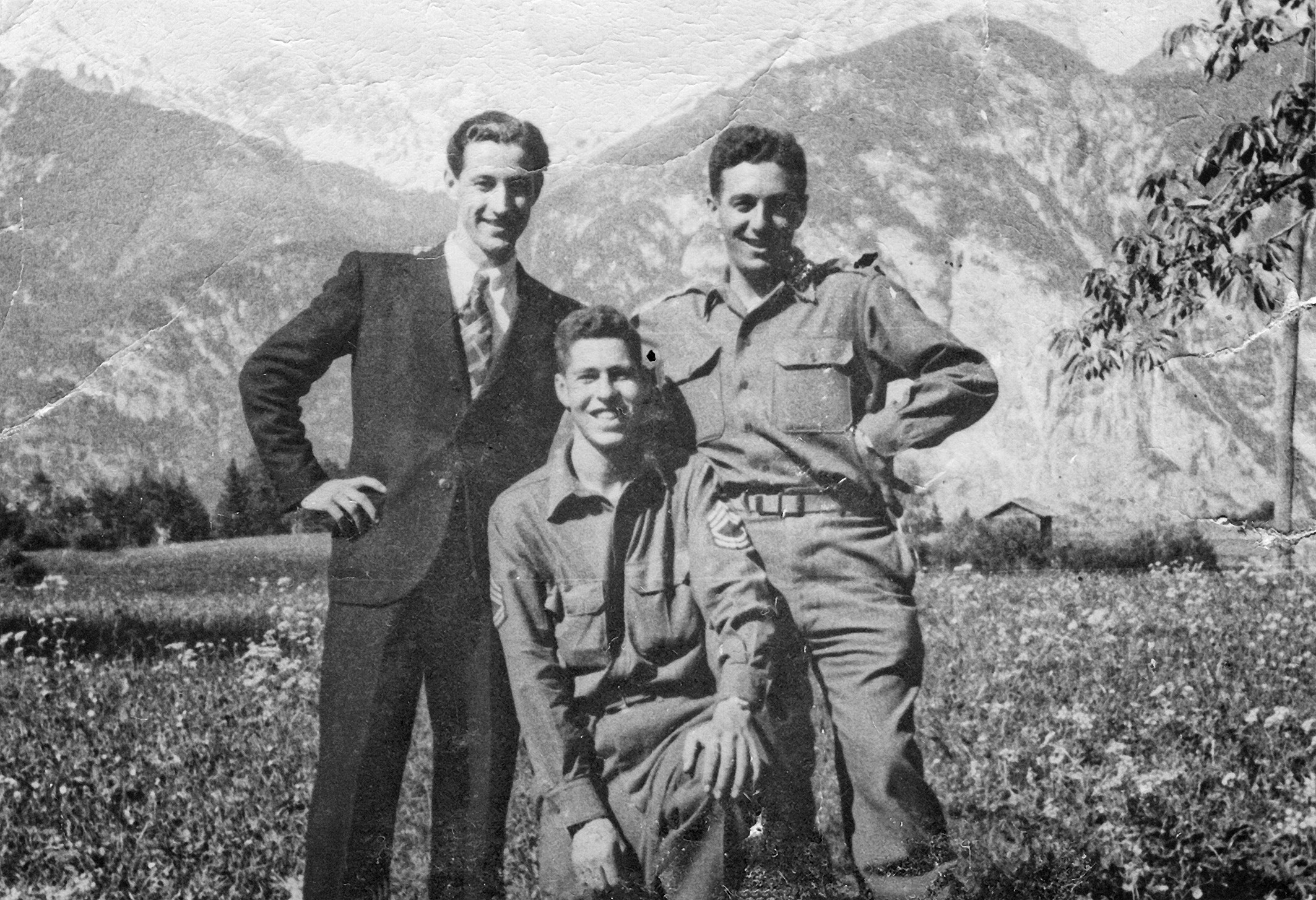 Ganz im Zeichen der im Frühjahr 1945 durchgeführten Befreiungsmission „Operation Greenup“ stand ein Treffen mit Angehörigen der US-Army in Oberperfuss. Landeshauptmann-Stellvertreterin Ingrid Felipe (2.v.r.), der Innsbrucker Bürgermeister Georg Willi, Tirols Militärkommandant Ingo Gstrein (rechts) und die Oberperfer Bürgermeisterin Johanna Obojes-Rubatscher begrüßten General Stephen J. Townsend (2.v.l.), der das Africa Command der US-Streitkräfte (Africom) mit Hauptsitz in Stuttgart anführt. Rund 60 SoldatInnen besuchten in einer eintägigen Exkursion Oberperfuss, um mehr über die spektakuläre Spionagemission der beiden US-Agenten Fred Mayer und Hans Wijnberg zu erfahren, die zusammen mit dem Tiroler Wehrmachtsdeserteur Franz Weber entscheidend zur Befreiung Innsbrucks im Mai 1945 beitrugen (nächstes Bild!).

Im Februar 1945 landeten die drei Agenten Fred Mayer, Hans Wijnberg und der aus der deutschen Wehrmacht desertierte Franz Weber per Fallschirm in Tirol. Von Oberperfuss aus fingen sie Nachrichten ab und übermittelten diese an die in Italien stationierten US-Truppen. Im April gelang ihnen schließlich mit Unterstützung von Webers in Innsbruck lebenden Schwestern, seiner Verlobten Anni und der lokalen Bevölkerung in Oberperfuss, den Tiroler Gauleiter Franz Hofer von der widerstandslosen Kapitulation zu überzeugen und ihn sowie weitere führende NS-Kräfte festzunehmen. Im Bild (v.l.) Franz Weber, Fred Mayer und (vorne) Hans Wijnberg wenige Tage nach der Befreiung im Mai 1945 (nächstes Bild!).

Während in den USA die Geschichte von der erfolgreichen Spionage durch die Presse ging, wurde sie in Tirol beinahe vergessen. Bis der Historiker Peter Pirker sie penibel recherchierte und im Buch „Codename Brooklyn“ 2018 veröffentlichte. Beim Besuch in Oberperfuss besuchten die Mitglieder des Africom auf Einladung des Gemeindemuseums Absam die Schauplätze des damaligen Einsatzes. Von der Tiroler Delegation gab es als Geschenk das Buch „Schnappschüsse der Befreiung“ von Peter Pirker und Mathias Breit. Die Africom ist eine besonders gut ausgebildete Eingreiftruppe der US-Army, die im Schnitt aus rund 6.000 Militärangehörigen besteht. Der Besuch in Tirol diente der Erforschung der erfolgreichen Mission am Ende des zweiten Weltkrieges.