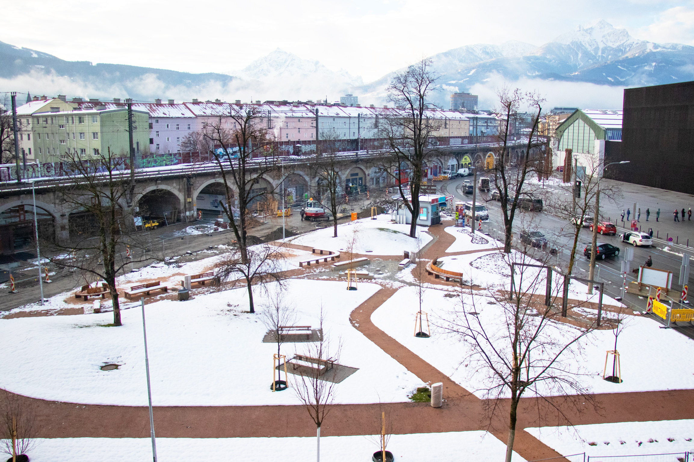 Winterlich weiß präsentiert sich der fertiggestellte Park in diesen Tagen. Das zentrale Wasserspiel geht im Frühjahr in Betrieb.