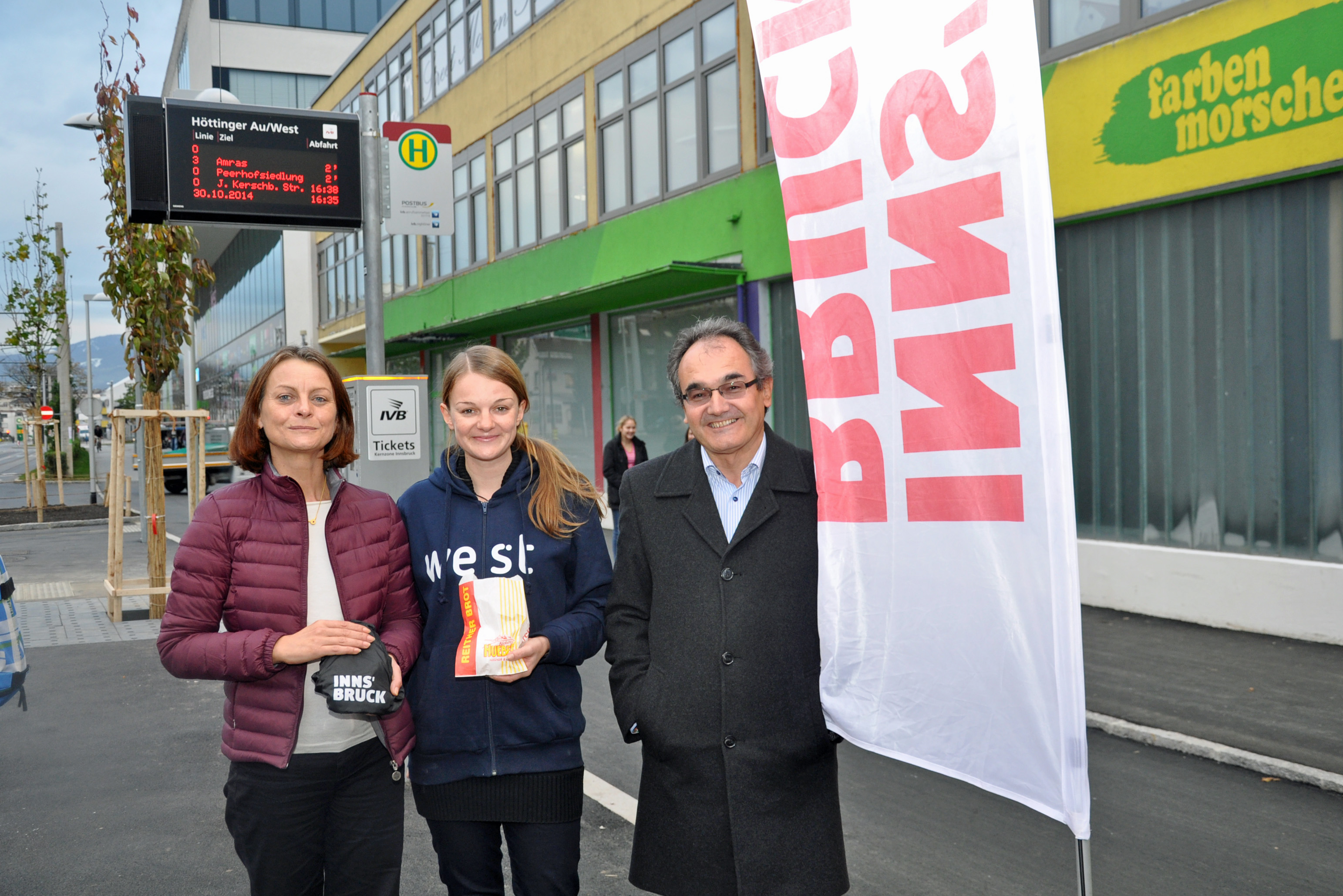 Anlässlich der fertiggestellten Haltestelle "West" in der Höttinger Au verteilten Vizebürgermeisterin Sonja Pitscheider, Nadja Zimmermann und „west“-Geschäftsführer und Eigentümervertreter Karl Weingrill (v. l.) Krapfen an PassantInnen.