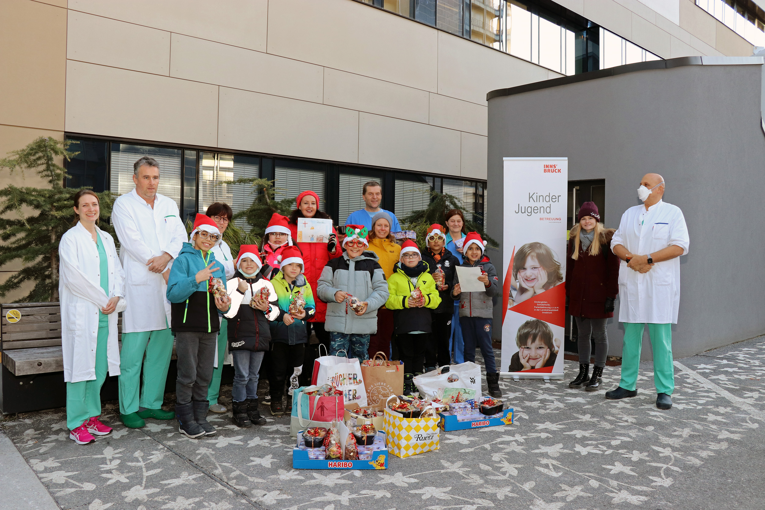 Mit einer vorweihnachtlichen Aktion haben sich die Kinder des städtischen Schülerhortes Domanigweg bei den MitarbeiterInnen der Corona-Stationen am Landeskrankenhaus Innsbruck für ihren unermüdlichen Einsatz während der Pandemie bedankt. Mit großer Begeisterung haben die Kinder Kekse gebacken, welche dem Krankenhauspersonal die Weihnachtszeit versüßen sollen.