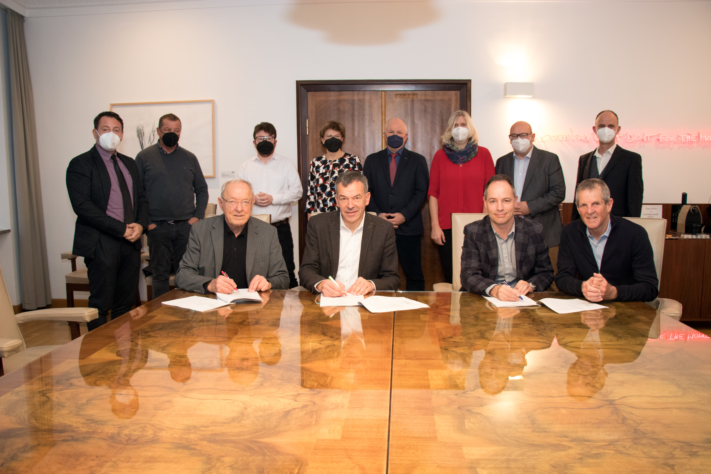 Eine weitreichende vertragliche Einigung konnte nun zwischen der Stadt Innsbruck, der Innsbrucker Immobiliengesellschaft (IIG) und dem Sportverband ASKÖ Tirol erzielt werden. Dabei geht es um die Überlassung bzw. den Tausch von Grundstücken am sogenannten Campagne-Areal in der Reichenau, bei dem aktuell das erste Baufeld fertig gestellt wird. Die Vereinbarung sieht vor, dass der jetzige Sportplatz sowie das „Volkshaus“ im südlichen Teil des Areals für die weitere Bebauung freigemacht werden, im Gegenzug verpflichtet sich die Stadt zur Errichtung des neuen ASKÖ-Bewegungscenters inklusive Fußball- und Tennisplätzen am Langen Weg. Auch die Gestaltung des großzügigen Grün- und Freiraumes am Areal wird dadurch ermöglicht. Die Vertragsunterzeichnung im Stadtsenats-Sitzungszimmer nahmen Bürgermeister Georg Willi, Vizebürgermeister Markus Lassenberger, ASKÖ-Präsident Heinz Öhler (1.v.l.) und ASKÖ-Vizepräsident Manfred Berger (1.v.r.) im Beisein weiterer Mitglieder des Stadtsenats und Gemeinderates bzw. der IIG und des ASKÖ Tirol vor. (WG)