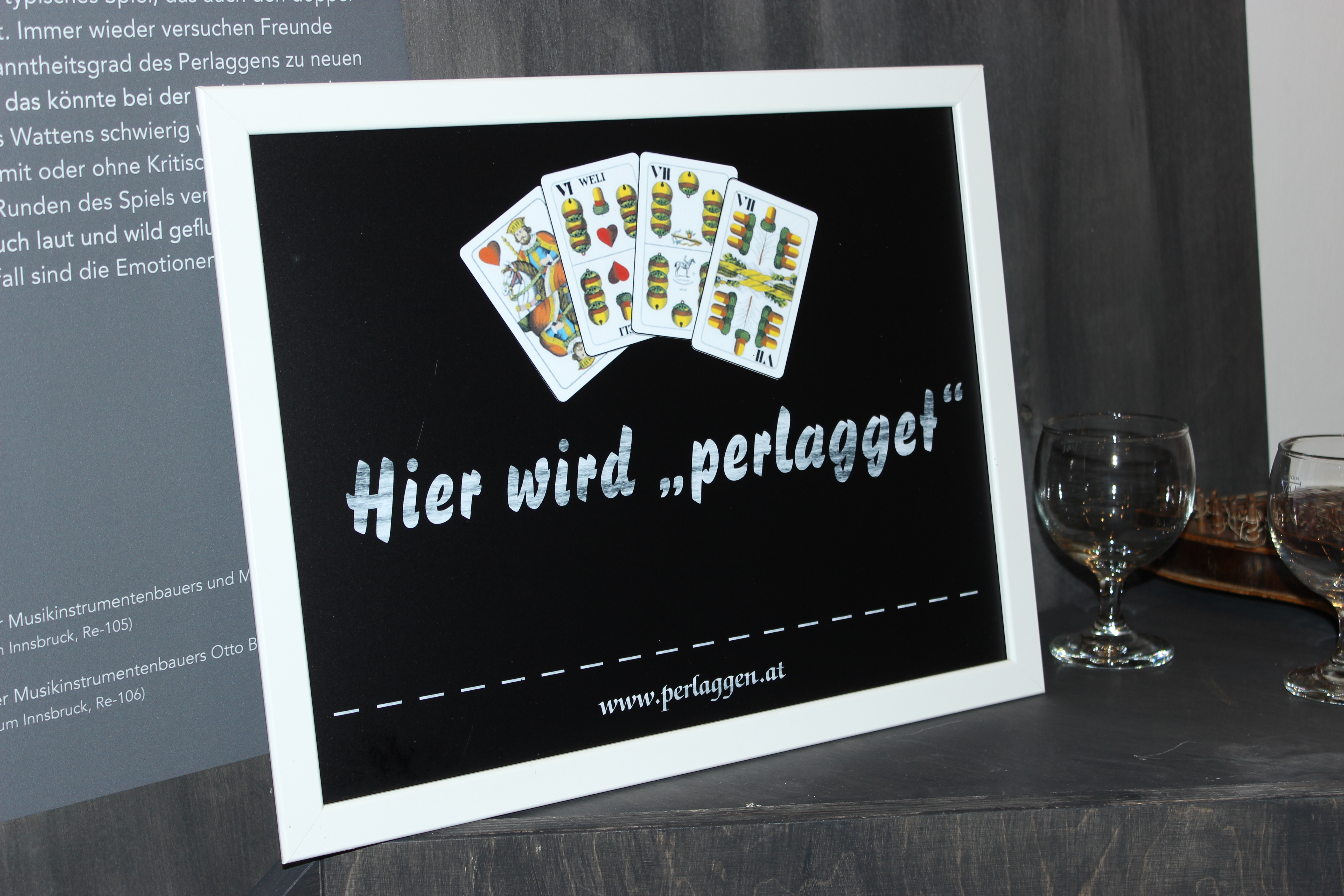 Mit der Ausstellung „Lokal-Geschichten – Nüchternes aus ehemaligen Innsbrucker Gasthäusern“ zeigt das Stadtarchiv/Stadtmuseum Innsbruck die wichtige Funktion von Gasthäusern auf. Sie waren und sind Orte der Kommunikation und der Begegnung. Neben spannenden Ausstellungsstücken wie ehemaligen Gästebüchern und urigen Speisekarten, wird auch das gesellige Kartenspiel „Perlaggen“ thematisiert. Das Spiel, welches inzwischen zum immateriellen UNESCO Kulturerbe erhoben wurde, stammt ursprünglich aus Südtirol und zeichnet sich durch seine vielschichtigen Spielvarianten aus. Täuschen, Flunkern und auch reges Plaudern sind hierbei ausdrücklich erlaubt. Nicht umsonst gibt es gut besuchte Perlagger-Turniere und auch ein Perlagger-Lied, welches das gesellige Kartenspiel hochleben lässt.

Die Spielregeln sowie die Geschichte rund um das Kartenspiel „Perlaggen“ sind ab Montag, 17.1.2022 zum Nachhören im Audioarchiv des Stadtmuseums unter www.innsbruck.gv.at -> Bildung/Kultur -> Stadtarchiv -> Audioarchiv zu finden.