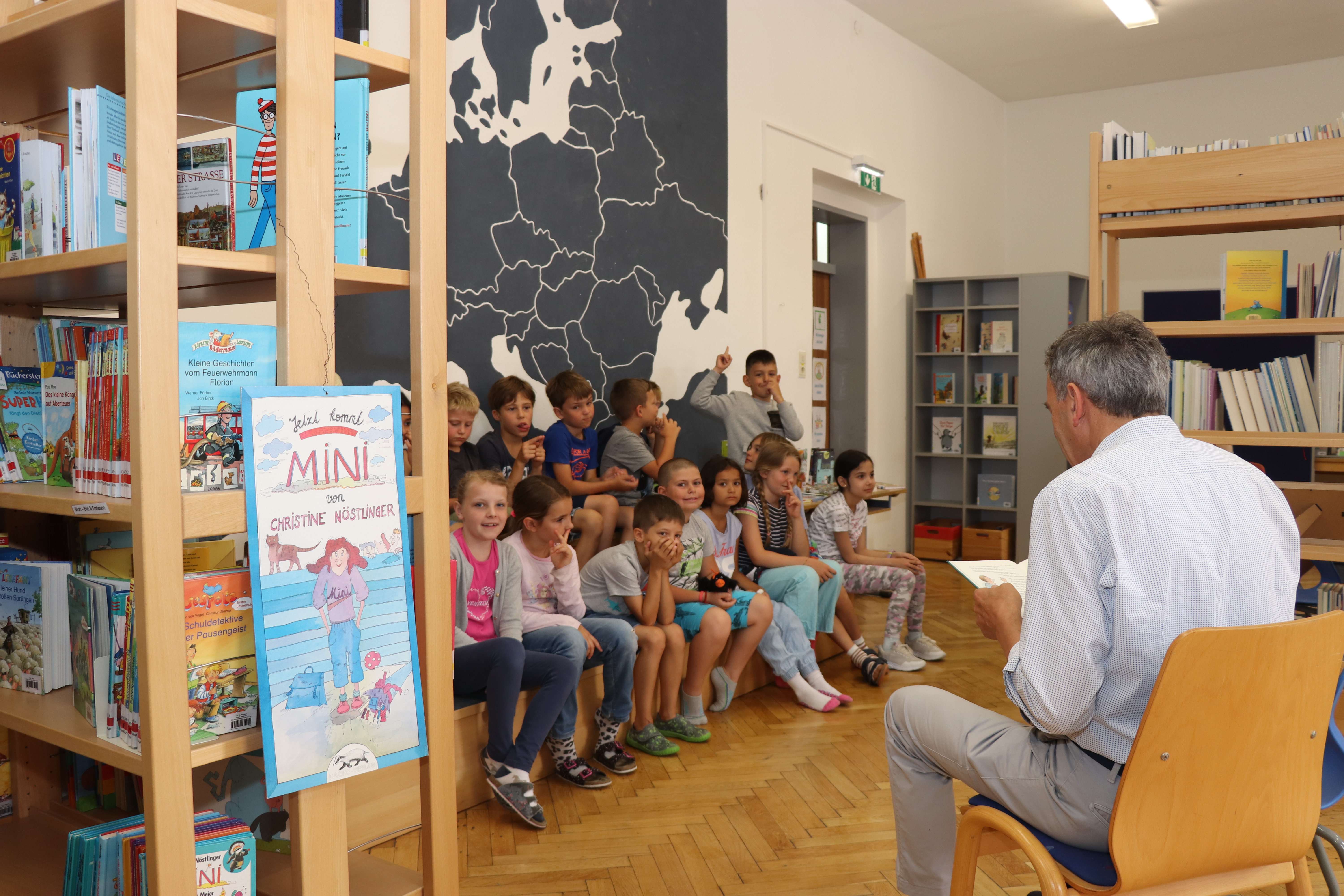 Einen Bücherei-Besuch der anderen Art erlebten die SchülerInnen der 2. Klasse, VS St. Nikolaus am 28. Juni: Bürgermeister Georg Willi las aus Christine Nöstlingers "Geschichten vom Franz". Die Kinder lauschten interessiert und beantworteten Fragen zu ihrem Schulalltag. Sogar Nasenbohren wie beim Franz war erlaubt. Ihre größte Freude sind jedoch die bevorstehenden Ferien. Die Volksschule St. Nikolaus feiert nächstes Jahr ihr 150-jähriges Bestehen.