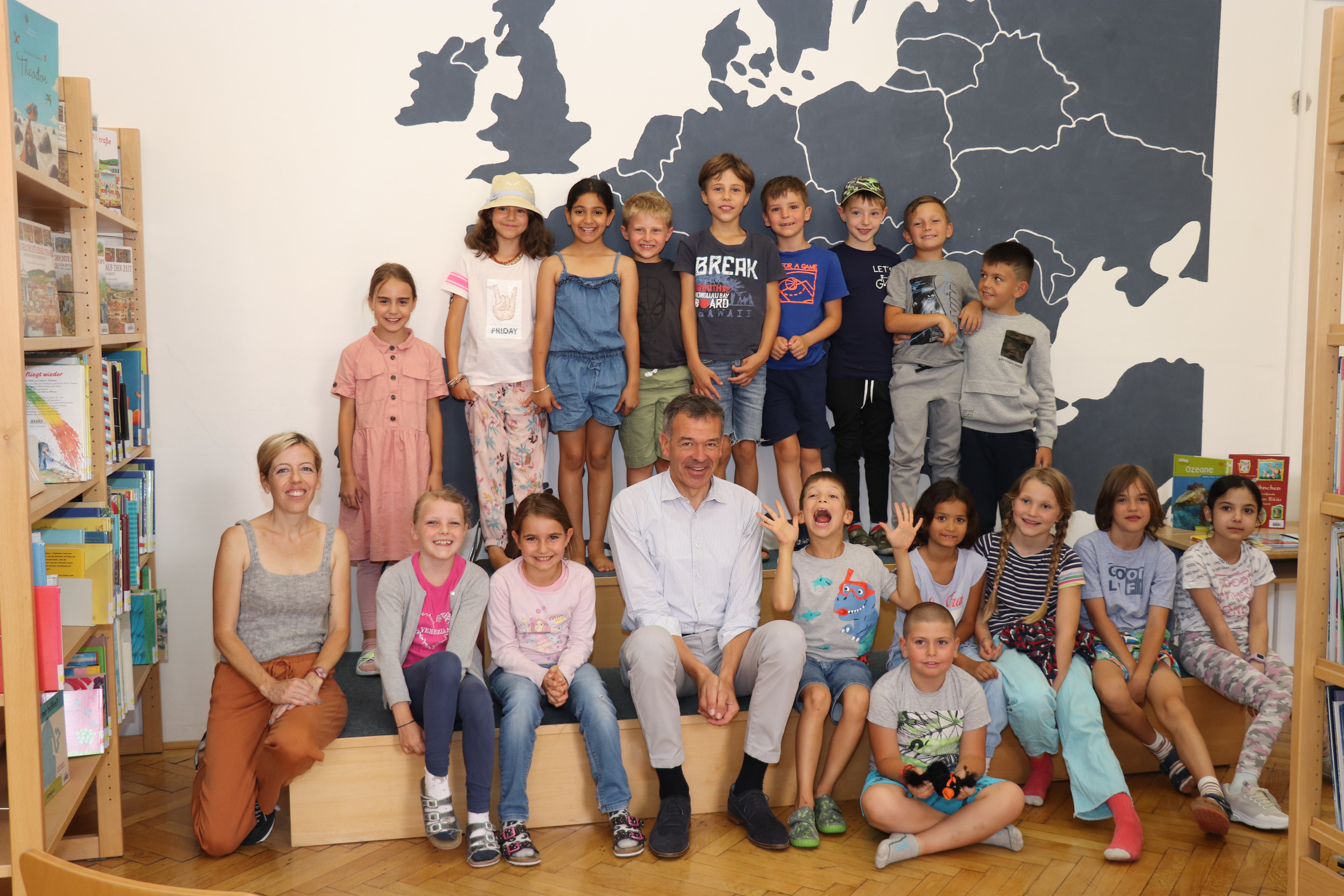 Einen Bücherei-Besuch der anderen Art erlebten die SchülerInnen der 2. Klasse, VS St. Nikolaus am 28. Juni: Bürgermeister Georg Willi las aus Christine Nöstlingers "Geschichten vom Franz". Die Kinder lauschten interessiert und beantworteten Fragen zu ihrem Schulalltag. Sogar Nasenbohren wie beim Franz war erlaubt. Ihre größte Freude sind jedoch die bevorstehenden Ferien. Die Volksschule St. Nikolaus feiert nächstes Jahr ihr 150-jähriges Bestehen.