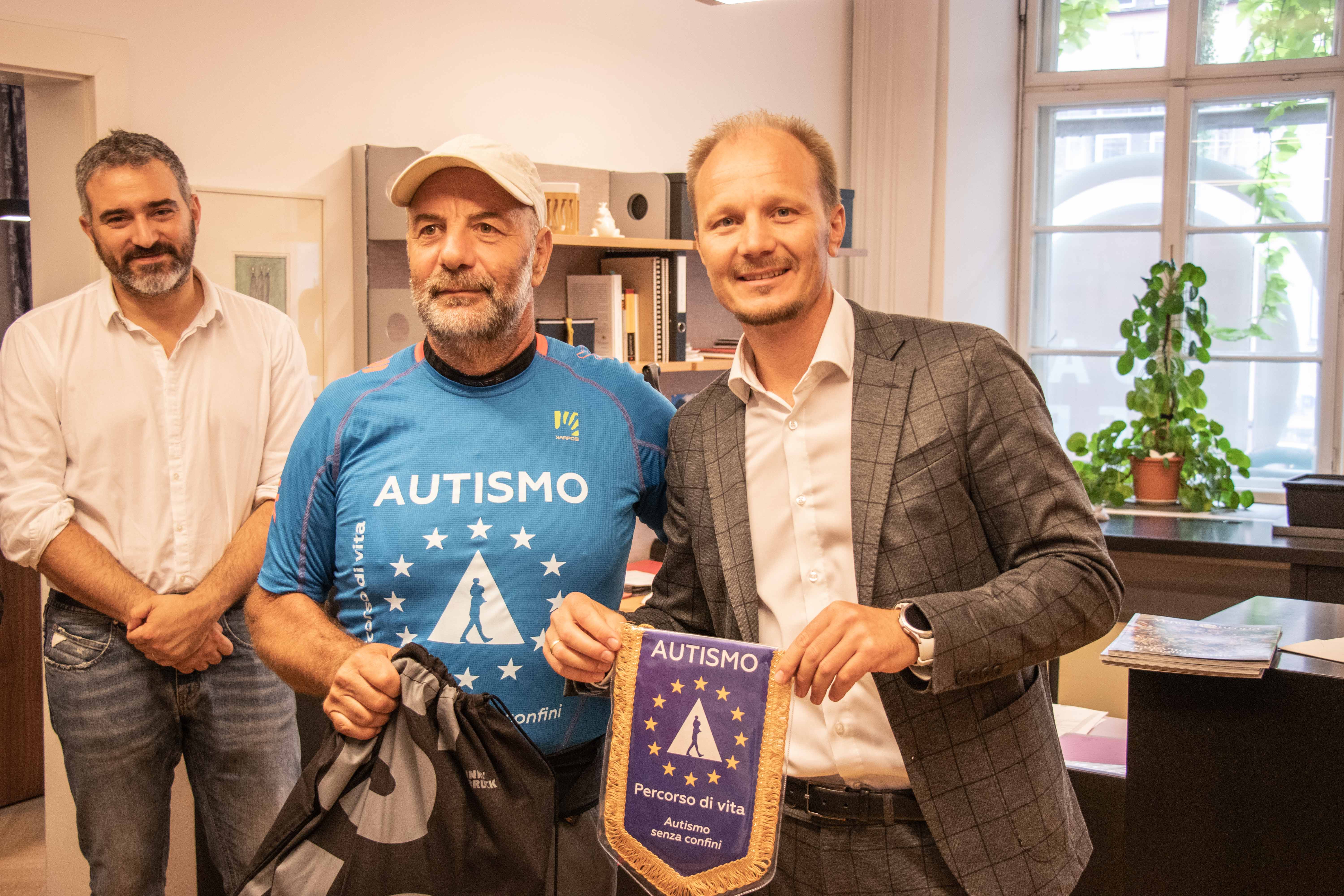 Seit 21. August 2022 läuft Valentino Gregoris quer durch Europa um die Gesellschaft für die Krankheit Autismus zu sensibilisieren. Seine mittlerweile vierte Reise führt ihn von Italien durch Österreich und Deutschland. Schlussendlich endet die Reise in Straßburg. Seine bisherige Strecke beträgt 350 km. In Innsbruck empfing Vizebürgermeister Johannes Anzengruber Herrn Gregoris, ein paar Unterstützer und den Bürgermeister seiner Heimatstadt, San Vito al Tagliamento, Alberto Bernava.