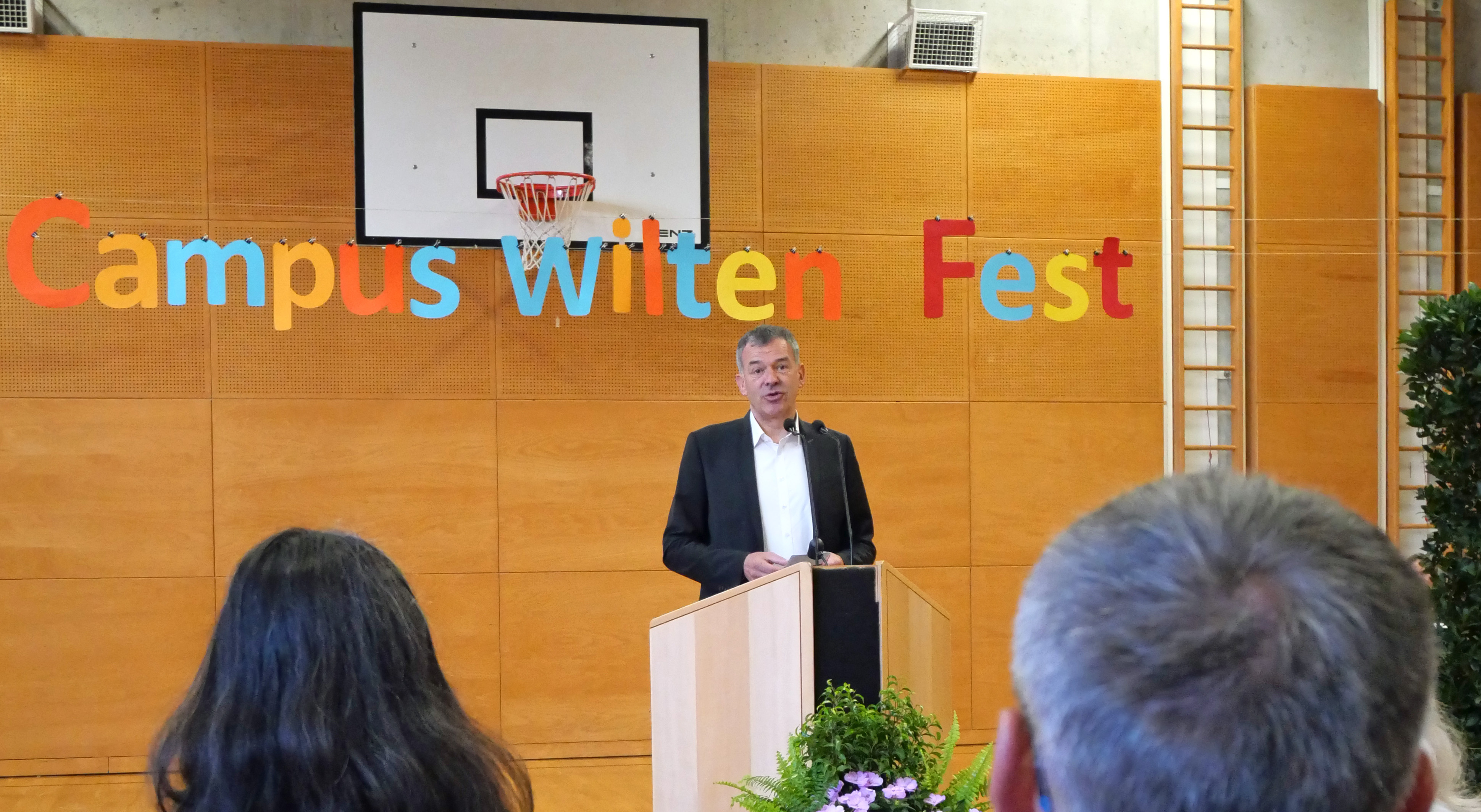 Der neue Schulcampus Wilten feiert seine Eröffnung mit einem großen Campusfest. Geladen sind dabei als Redner Bürgermeister Georg Willi, Stadträtin Mag.a Elisabeth Mayr, sowie IIG-Geschäftsführer Dr. Franz Danler. Das Schulzentrum Campus Wilten bietet Raum für insgesamt drei Schulen mit über 70 Lehrkräften, die 22 Klassen unterrichten. Die Direktorinnen Gerlinde Wright (Volksschule Altwilten), Julia Zmugg (Mittelschule Ilse Brüll) und Simone Wechselberger (Mittelschule Leopoldstraße) freuen sich gemeinsam mit den Schülerinnen und Schülern des Campus Wilten über die gelungene Sanierung der historischen, denkmalgeschützten ehemaligen Mädchenhauptschule und die anschließende Neueröffnung. Für die musikalische Untermalung der Feierlichkeiten sorgen ein SchülerInnenchor und eine Perkussionsgruppe.