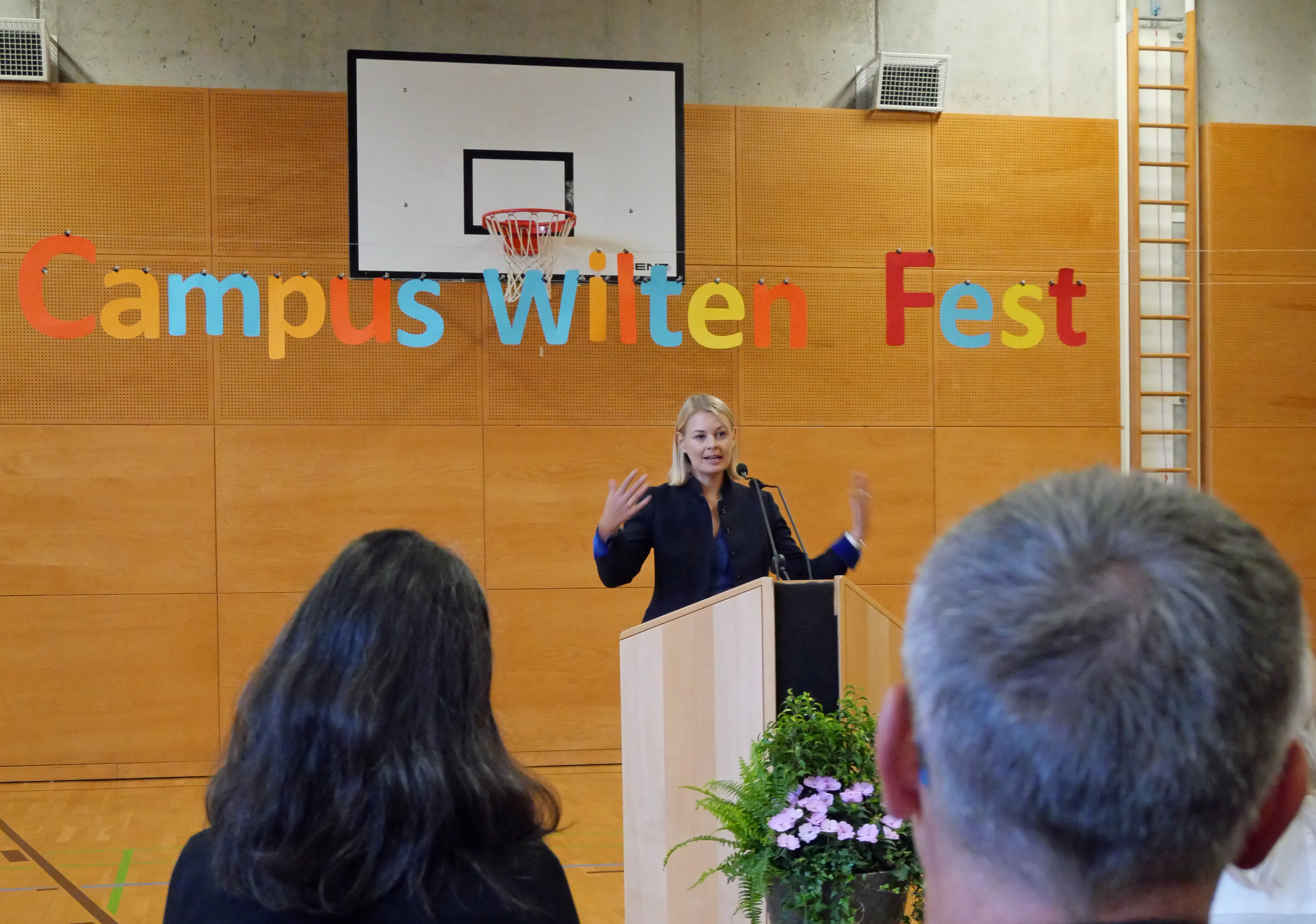 Der neue Schulcampus Wilten feiert seine Eröffnung mit einem großen Campusfest. Geladen sind dabei als Redner Bürgermeister Georg Willi, Stadträtin Mag.a Elisabeth Mayr, sowie IIG-Geschäftsführer Dr. Franz Danler. Das Schulzentrum Campus Wilten bietet Raum für insgesamt drei Schulen mit über 70 Lehrkräften, die 22 Klassen unterrichten. Die Direktorinnen Gerlinde Wright (Volksschule Altwilten), Julia Zmugg (Mittelschule Ilse Brüll) und Simone Wechselberger (Mittelschule Leopoldstraße) freuen sich gemeinsam mit den Schülerinnen und Schülern des Campus Wilten über die gelungene Sanierung der historischen, denkmalgeschützten ehemaligen Mädchenhauptschule und die anschließende Neueröffnung. Für die musikalische Untermalung der Feierlichkeiten sorgen ein SchülerInnenchor und eine Perkussionsgruppe.