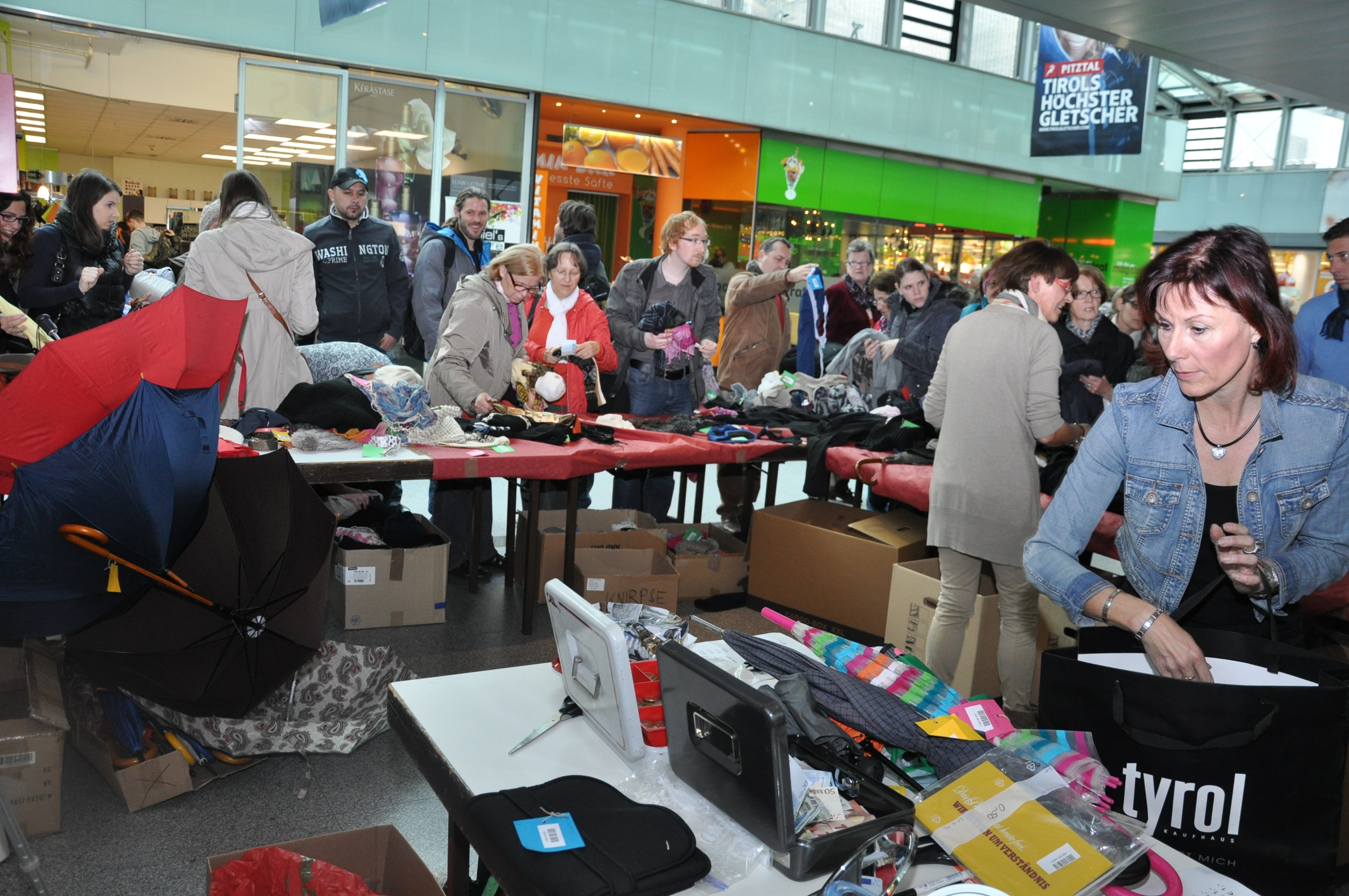 Großer Andrang herrschte am 12. November am Vorplatz des Bürgerservice in den RathausGalerien. Beim alljährlichen Freihandverkauf des Fundbüros konnten alle SchnäppchenjägerInnen gegen Bargeld wieder zahlreiche nicht abgeholte Fundgegenstände ergattern.