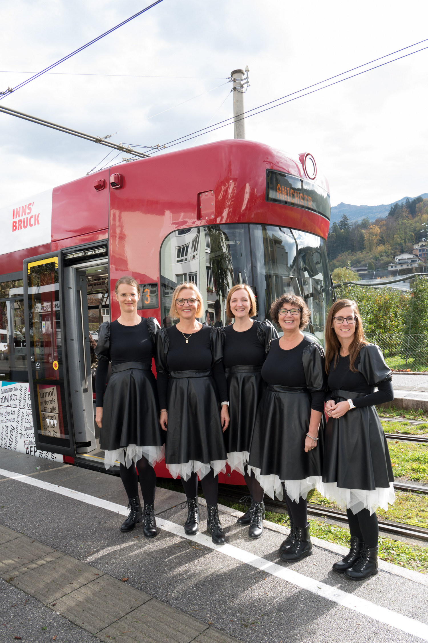 Musik verbindet: Mitsingen und sich gegenseitig Zuhören standen im Mittelpunkt von "Innsbruck singt 2022" mit dem Platzlsingen am 26. Oktober in der Innsbrucker Altstadt. Zu hören waren insgesamt 25 Jugendchöre, gemischte Chöre, Ensembles, Kinderchöre, Frauenchöre und Männerchöre in 75 Kurzkonzerten an sieben Orten. Neu waren heuer die Auftritte verschiedener Ensembles in der Kulturtram (IVB-Linie 3), die die Fahrt zu einer musikalischen Stadtrundfahrt machten.
