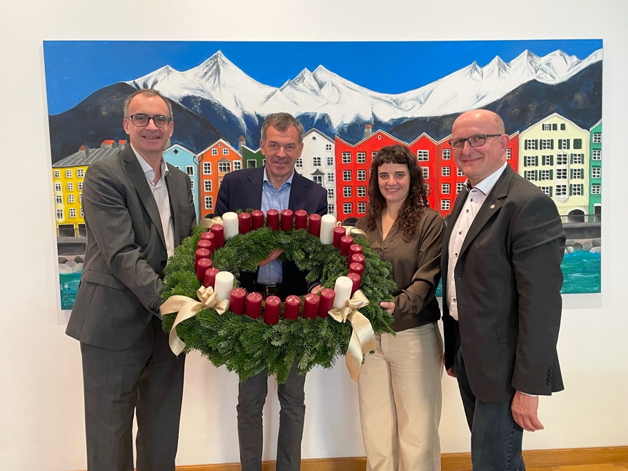Auch dieses Jahr wurde Innsbrucks Bürgermeister Georg Willi (2. v. l.) ein Adventkranz der Firma Wichern von den Diakonischen Vereinen Tirol in Anwesenheit von Johanniter-Tirol-Geschäftsführer Franz Bittersam (r.), Superintendent Olivier Dantine (l.) und Carina Scheiber vom Diakonie-Flüchtlingsdienst übergeben. Die Freude des Bürgermeisters war groß, der Adventkranz wird im Sitzungszimmer des Stadtsenats mit täglich einer neuen Kerze erstrahlen.