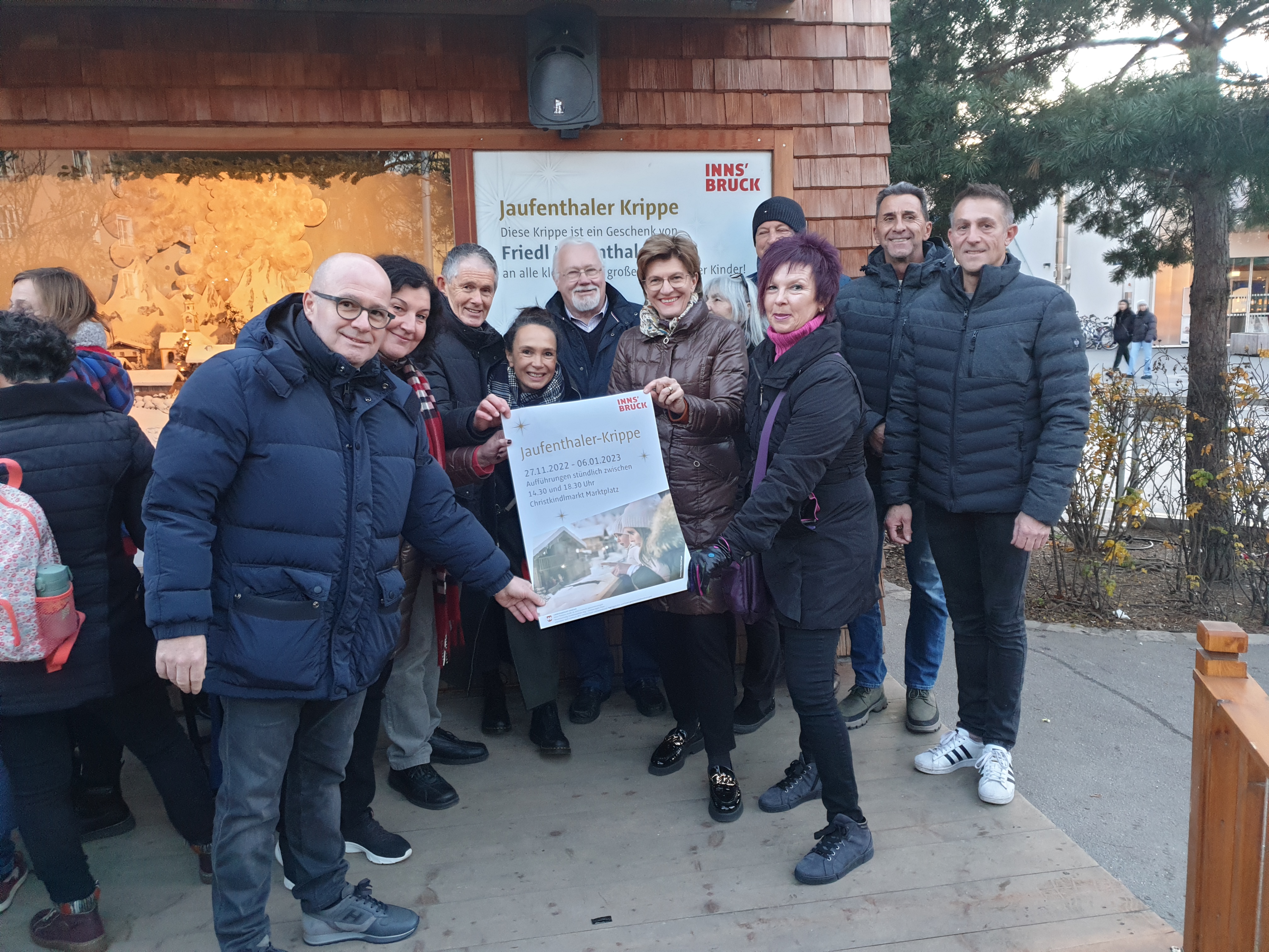 Gemeinsam mit der Familie Jaufenthaler, dem Mundartdichter Emanuel Heger, Christian Mark vom Christkindlmarkt Marktplatz und Uschi Klee eröffnete Familienstadträtin Mag.a Christine Oppitz-Plörer im Beisein zahlreicher GemeinderätInnen die Jaufenthaler Krippe. Bis zum 6. Jänner 2023 ist dieses liebevoll gestaltete Wunderwerk von Friedl Jaufenthaler am Marktplatz zu bestaunen (Aufführungen 14.30, 15.30, 16.30, 17.30 und 18.30 Uhr).