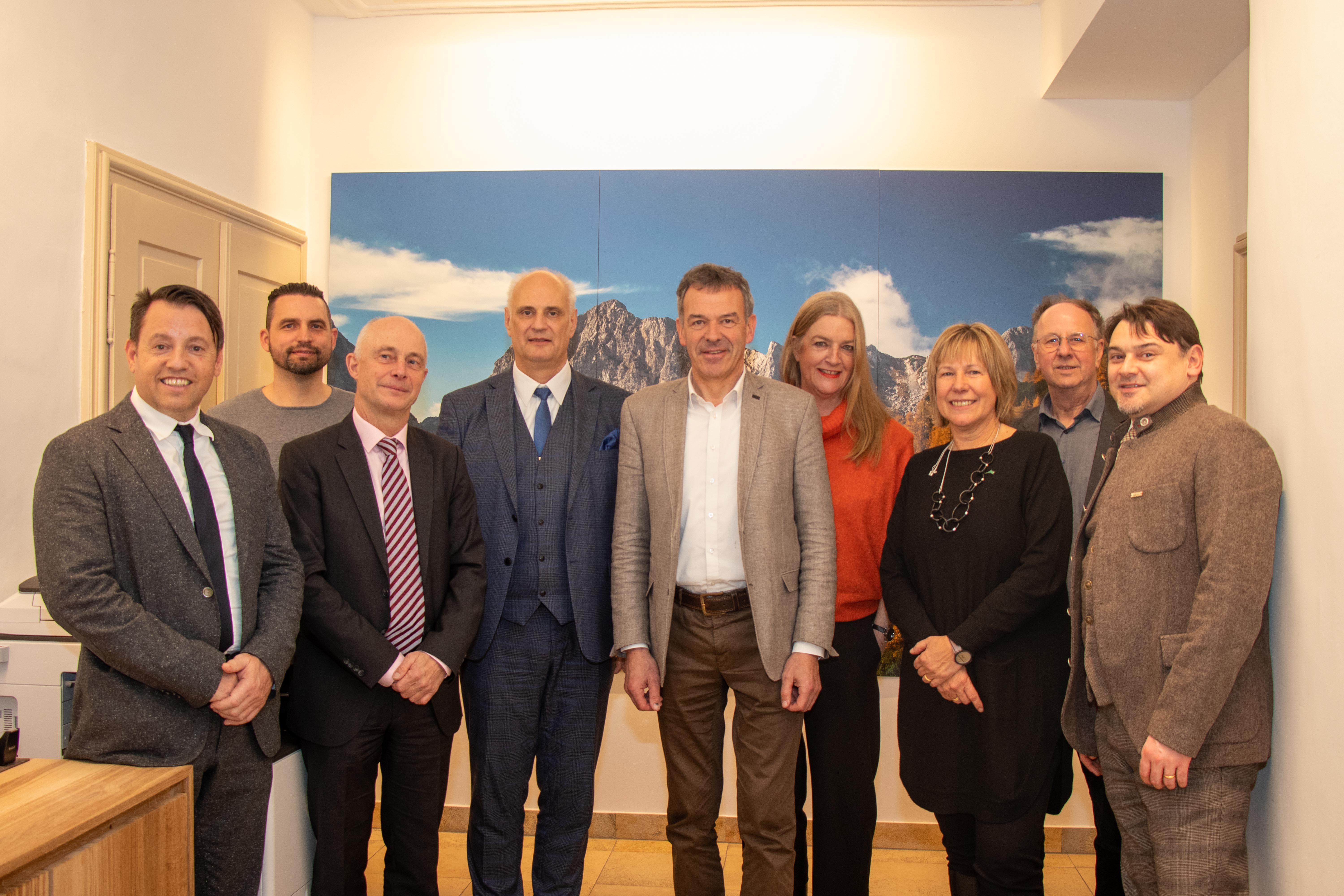 Das Jahr 2022 war ein besonderes für die Alpenkonvention: So wurden nicht nur im Rahmen des "Internationalen Jahres der nachhaltigen Entwicklung der Berggebiete" viele erfolgreiche Projekte zum Schutz des Alpenraums umgesetzt, auch die Renovierung der Büroräume des Ständigen Sekretariates mit Sitz in Innsbruck konnte erfolgreich durchgeführt werden. Für die bauliche Umsetzung zeigte sich die Innsbrucker Immobiliengesellschaft (IIG) verantwortlich. Kürzlich wurden die umgebauten Räumlichkeiten von (v. l.) IIG-Geschäftsführer Franz Danler, Markus Aigner (Teamleiter Bereich Instandhaltung, IIG), Vizegeneralsekretär Wolfger Mayrhofer, Ewald Galle (Ständiger Ländervertreter der österreichischen Delegation der Alpenkonvention), Bürgermeister Georg Willi und Gattin Katharina Willi, Generalsekretärin Alenka Smerkolj, Erich Wucherer (Architekt) und Simon Lochmann (Leiter des Tirol-Büros in Brüssel) in der Innsbrucker Altstadt besichtigt. Die Herausforderungen, mit denen die Alpen konfrontiert sind, sind oft grenzüberschreitender Natur und können am besten durch Zusammenarbeit gelöst werden. Aus diesem Grund haben die acht Alpenländer und die Europäische Union die Alpenkonvention gegründet, um diese Herausforderungen gemeinsam anzugehen. Eine effiziente Koordination aller Alpenstaaten erfordert einen festen Bezugspunkt. Das war der Grund für die Entscheidung der Vertragsparteien, ein Ständiges Sekretariat in Innsbruck einzurichten. Dieses unterstützt die Arbeit der Organe der Alpenkonvention. Dazu gehört auch die fachliche, logistische und administrative Unterstützung der Vertragsparteien bei der Durchführung der notwendigen Maßnahmen zur Umsetzung der Alpenkonvention und ihrer Protokolle.