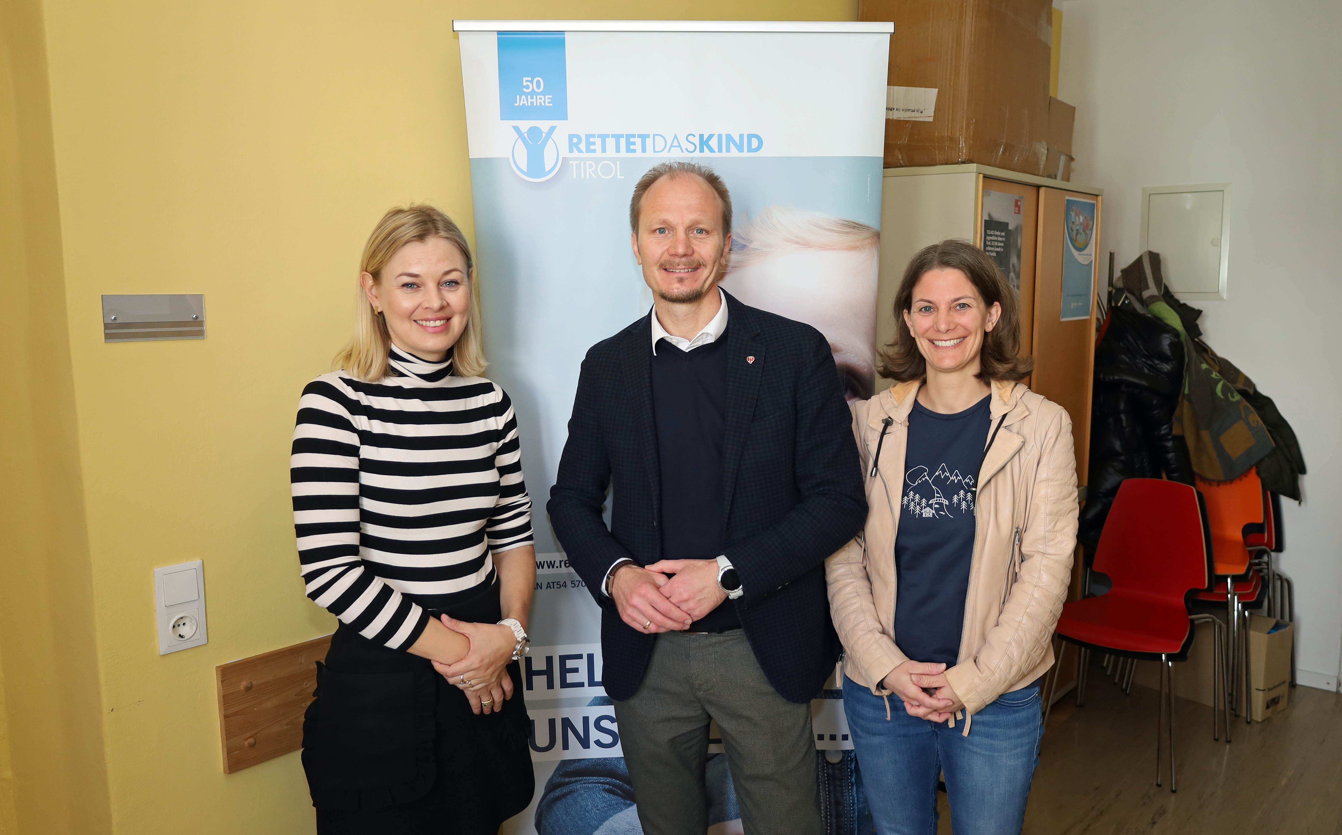 Innsbrucks Vizebürgermeister Johannes Anzengruber und Stadträtin Elisabeth Mayr treffen die Vorsitzende Karoline Obitzhofer (r.) und Karina Rudolf von "Rettet das Kind Tirol" zu einem Arbeitsgespräch. Der Verein setzt sich seit über 50 Jahren mit zahlreichen Projekten für notleidende Kinder in Tirol ein. Von niederschwelligen Soforthilfen über Kostenbeteiligungen für Kinderbetreuung und Nachhilfe bis hin zu gezielter Unterstützung in individuellen Notfällen können einkommensschwache Tiroler Familien so auf eine Reihe von Hilfsangeboten des Vereins zählen. Weitere Informationen finden sich unter: www.rettet-das-kind.tirol
