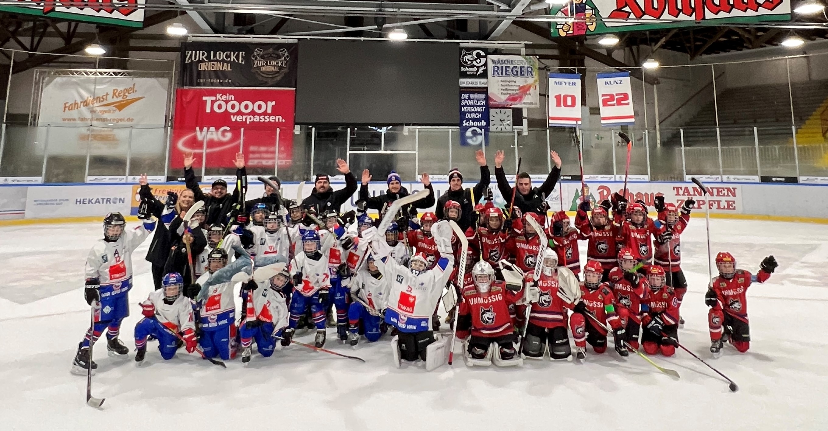 Die  U9-Mannschaft des HCI (HC TIWAG Innsbruck – Die Haie) kann sich über den Sieg des diesjährigen Thomas-Dolak-Turniers in Freiburg freuen. Anlässlich des 60-jährigen Jubiläums der Städtepartnerschaft Innsbruck-Freiburg folgte die Eishockeyspielenden der U9 des HCI einer besonderen Einladung der Stadt sowie des EHC Freiburg, vom 1. bis 2. April am Turnier, das seit 2019 veranstaltet wird, teilzunehmen. Der HCI-Nachwuchs konnte sich gegen hochkarätige internationale Teams durchsetzen, die weiteren Turnierteilnehmenden – von den Frankfurter „Löwen“, über den EHC München, den AC BB Paris und den EC Peiting bis hin zum EV Ravensburg – ließen jedoch ihrerseits ebenfalls keine Zweifel an ihren Hockey-Fähigkeiten. Schlussendlich triumphierte die Innsbrucker U9 mit einem phänomenalen Turniersieg, der nur eine der zahlreichen Facetten markiert, in denen sich die seit 60 Jahren erfolgreiche Partnerschaft zwischen den Städten Innsbruck und Freiburg widerspiegelt.