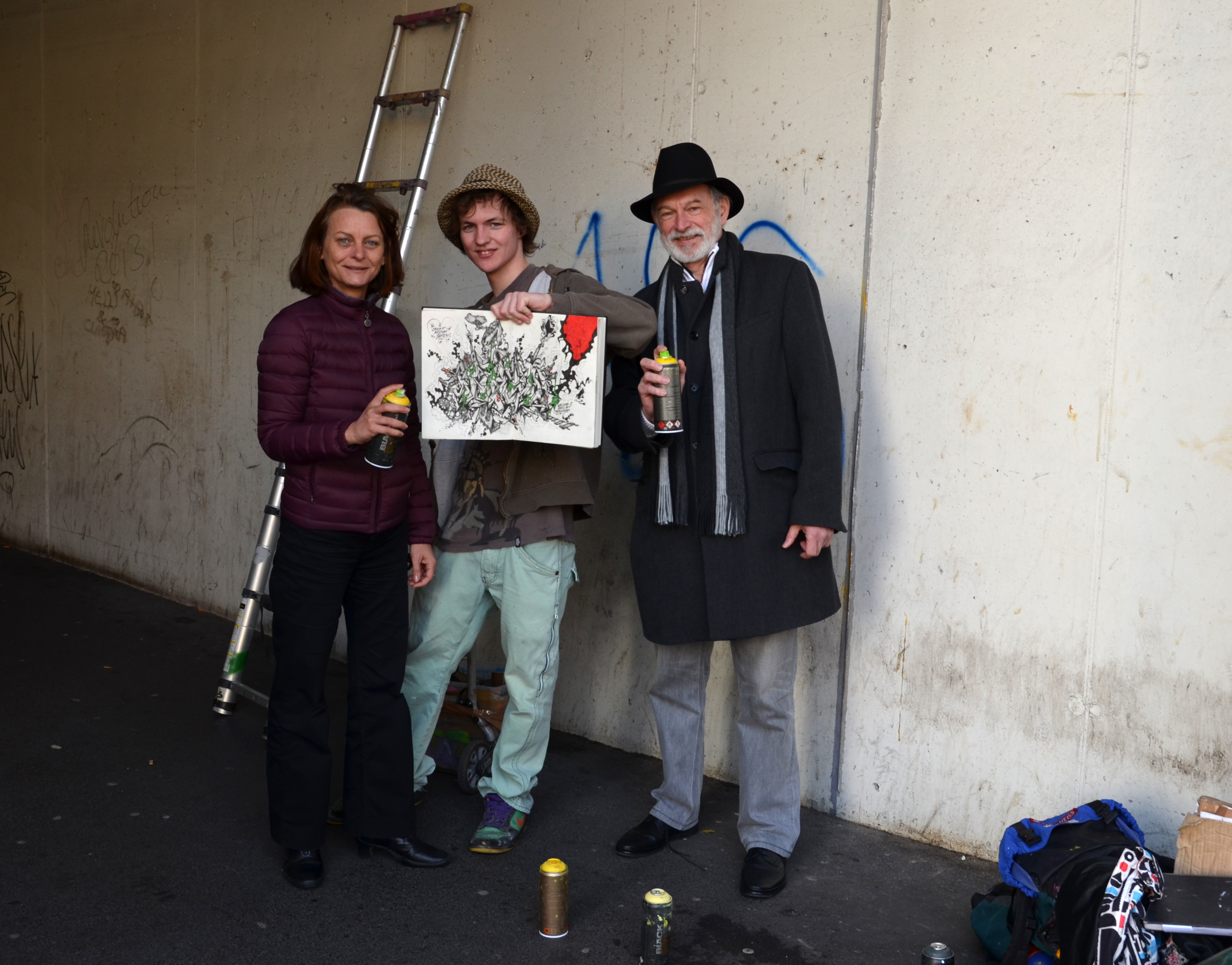 Vizebürgermeisterin Sonja Pitscheider und ÖBB-Regionalleiter Robert Huber wünschten der Gruppe von Graffiti-KünstlerInnen rund um Initiator Crazy Mister Sketch (Mitte) zu Beginn der Neugestaltung des Bahndurchganges frohes Schaffen.