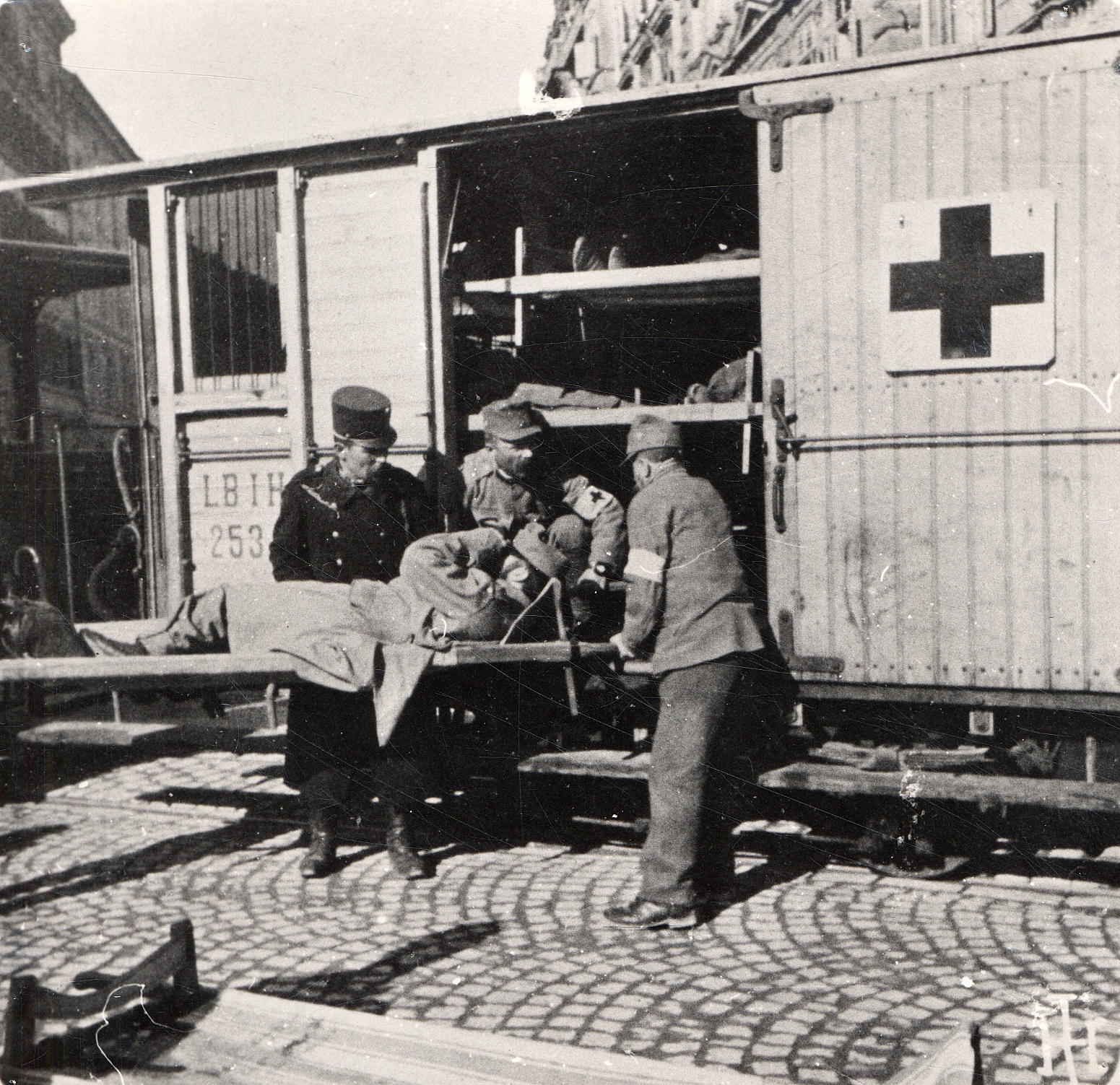 Schmerzerfüllt greift sich der tapfere Soldat an die Stirn. Hoffentlich war der Transport nicht allzu beschwerlich für den Verwundeten.