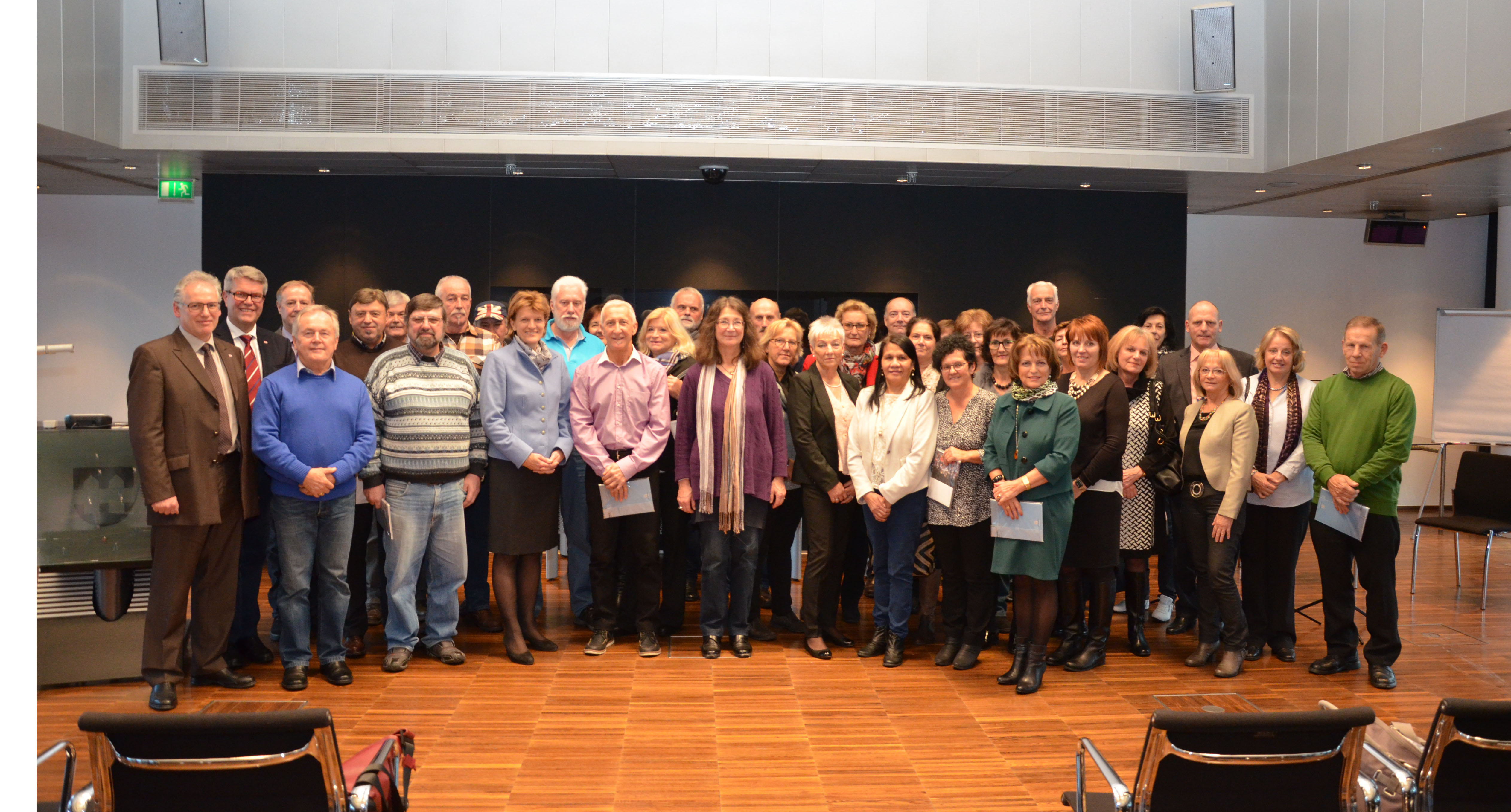 Bürgermeisterin Christine Oppitz-Plörer verabschiedete gemeinsam mit Magistratsdirektor Bernhard Holas (1.v.l.) und dem Leiter des Amts Personalwesen Ferdinand Neu (2.v.l.) alle langjährigen MitarbeiterInnen, die 2014 in die wohlverdiente Pension gehen. Gleichzeitig wurden auch Dienstjubiläen, Beförderungen und Bestellungen gefeiert.