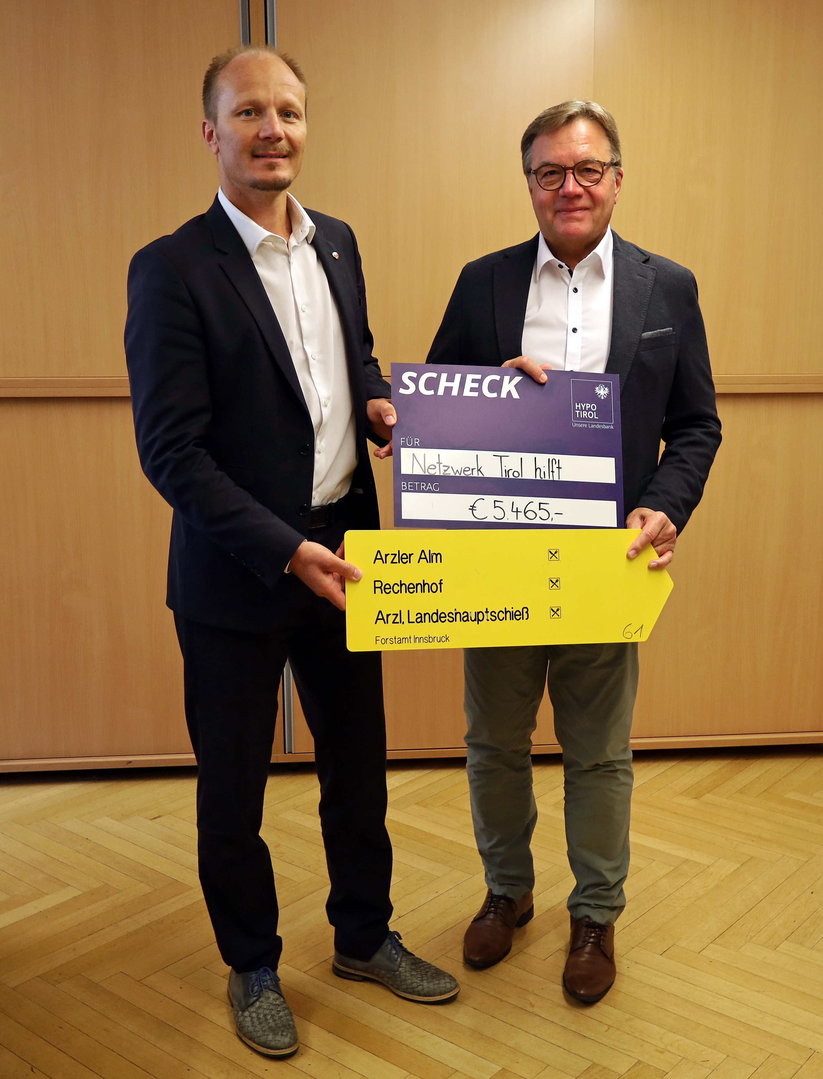 „Eine geniale Idee!" , lobt ehemaliger Landeshauptmann Günther Platter (r.) Vizebürgermeister Ing. Mag. Johannes Anzengruber (l.). Der Erlös von ausgemusterten Wanderschildern, welche gegen freiwillige Spenden erworben werden konnten, wurde an die Organisation Netzwerk Tirol gespendet.