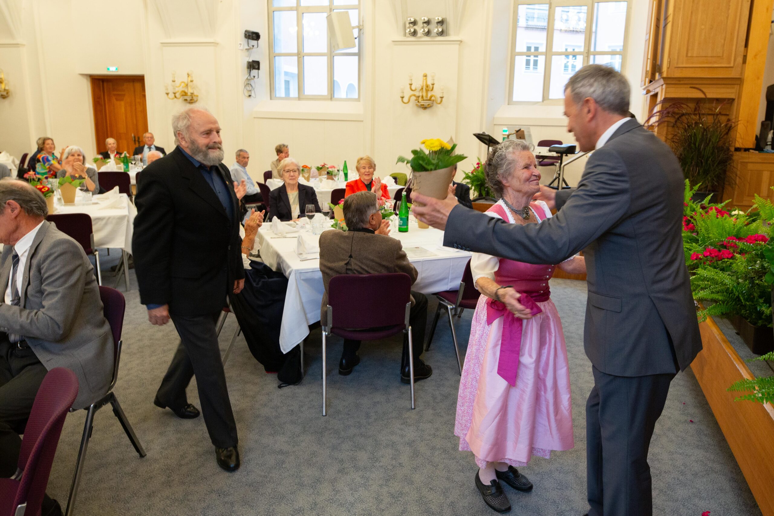 Bürgermeister Georg Willi ehrte kürzlich Innsbrucks Jubelhochzeitspaare. Zahlreiche Ehepaare, die ihre Goldene, Diamantene oder Eiserne Hochzeit hatten, fanden in den Ursulinensälen zusammen, um ihre jahrzehntelangen Bindungen gebührend und stimmungsvoll zu feiern.