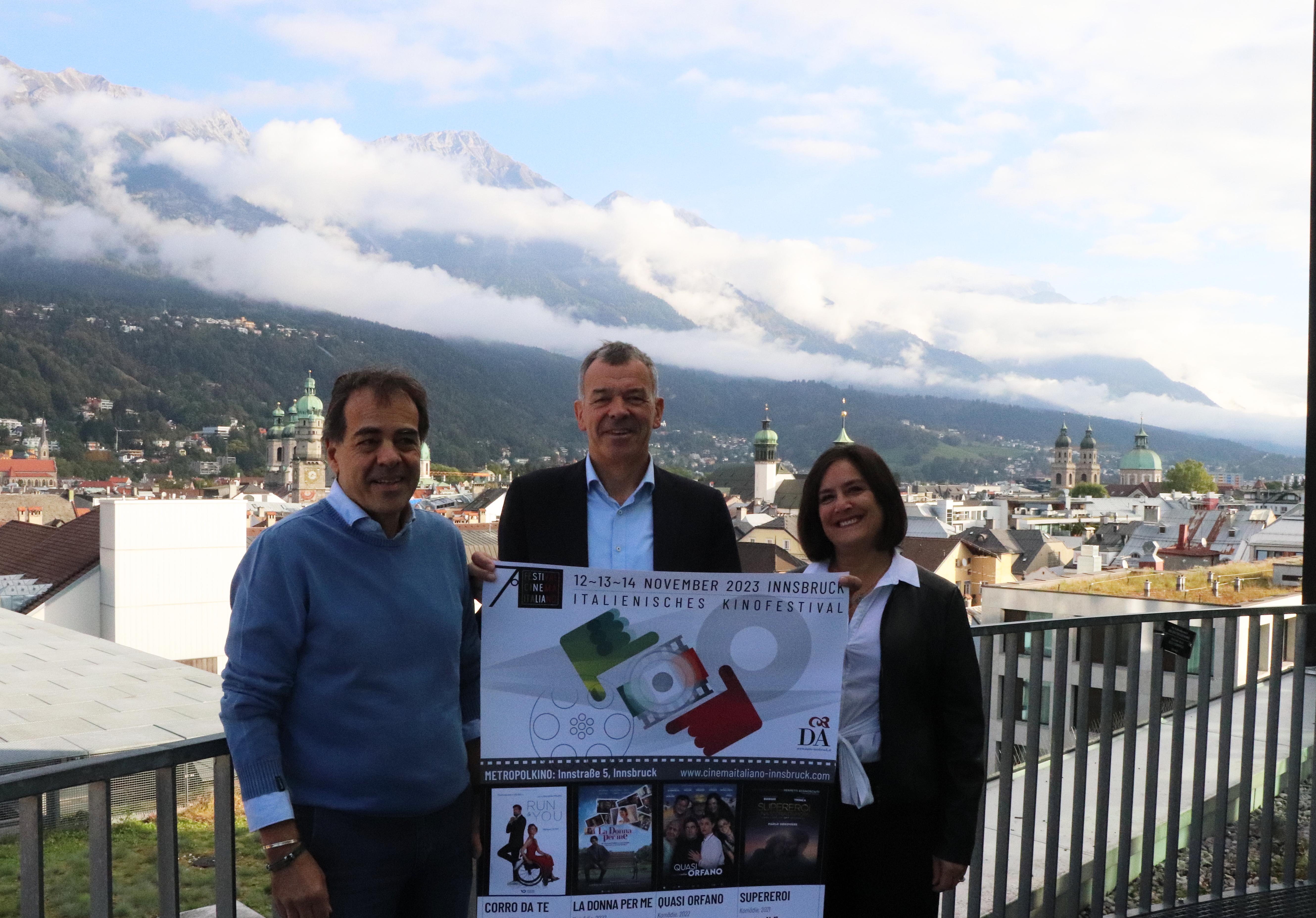 Von 12. bis 14. November lädt das Istituto Italiano Dante Alighieri  zum 7. Italienischen Kinofestival ins Metropolkino ein. Heuer sind vier Filme zu sehen, die die verschiedenen Nuancen einer Beziehung in den Mittelpunkt stellen. Im Bild: Bürgermeister Georg Willi, Graziella Dettori Prissman und Piero Salituri (Präsident des Italienischen Dante Alighieri Instituts). Infos unter www.cinemaitaliano-innsbruck.com