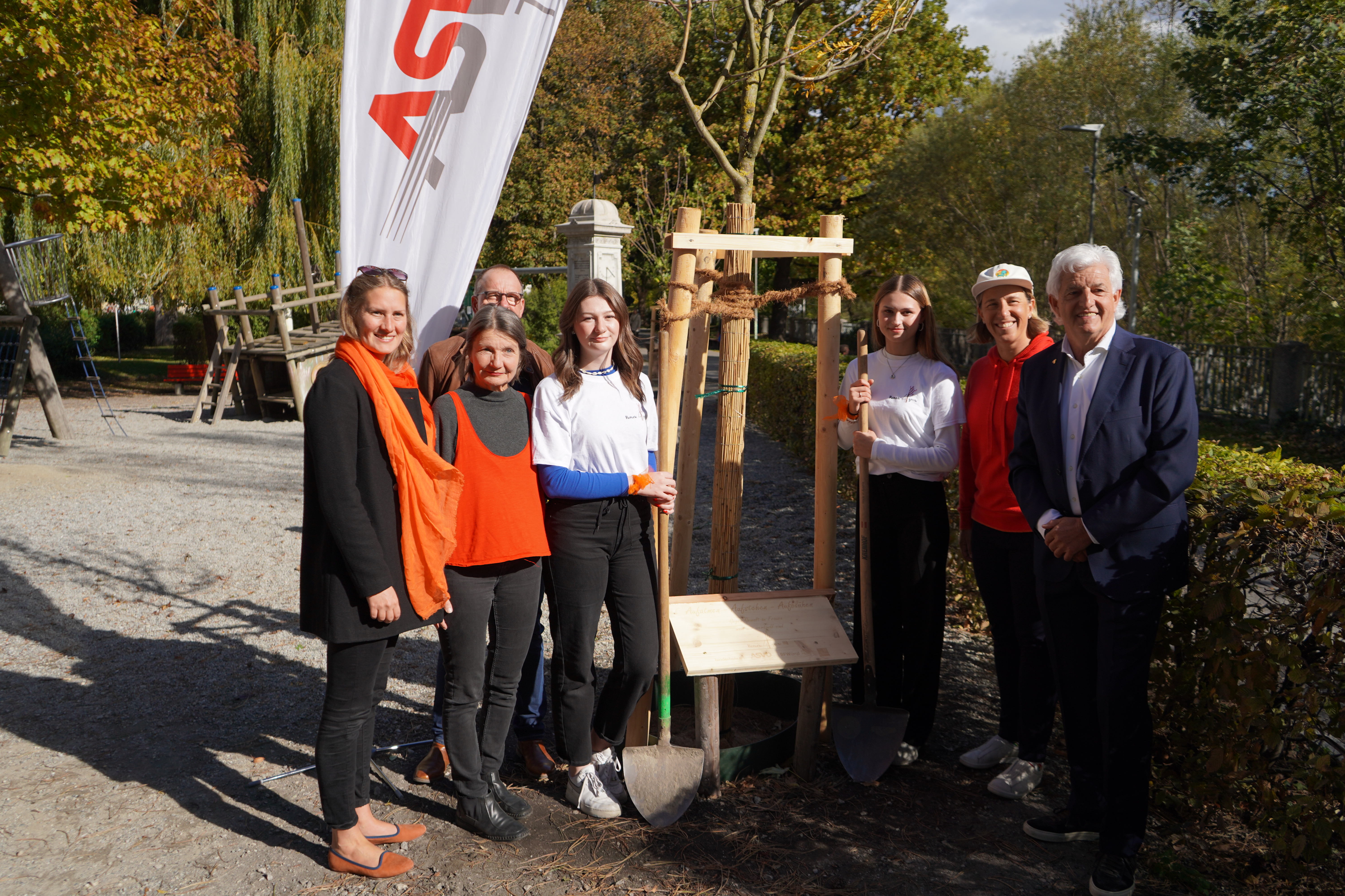 Am 21. Oktober wurde zum bundesweiten "Renew4Grow"-Aktionstag aufgerufen: Als Zeichen gegen Gewalt an Frauen wurden in mehreren Gemeinden Bäume gepflanzt. Der Baum symbolisiert dabei das Aufbäumen von Mädchen und Frauen gegen Gewalt und leistet zudem einen kleinen Beitrag zum Klimaschutz. In Innsbrucker Waltherpark wurde eine dornenlose Gleditschie, ein 5 bis 6 Meter hoher, Sonne liebender Baum, gesetzt. Von links: Hannah Ringhofer (Frauenhaus Tirol), Stadträtin Uschi Schwarzl, Robert Mair (Amt für Grünanlagen), Schülerinnen der BFW Wörgl, die Tiroler Beachvolleyballerin Sara Montagnolli und ASVÖ Tirol Präsident Hubert Piegger.