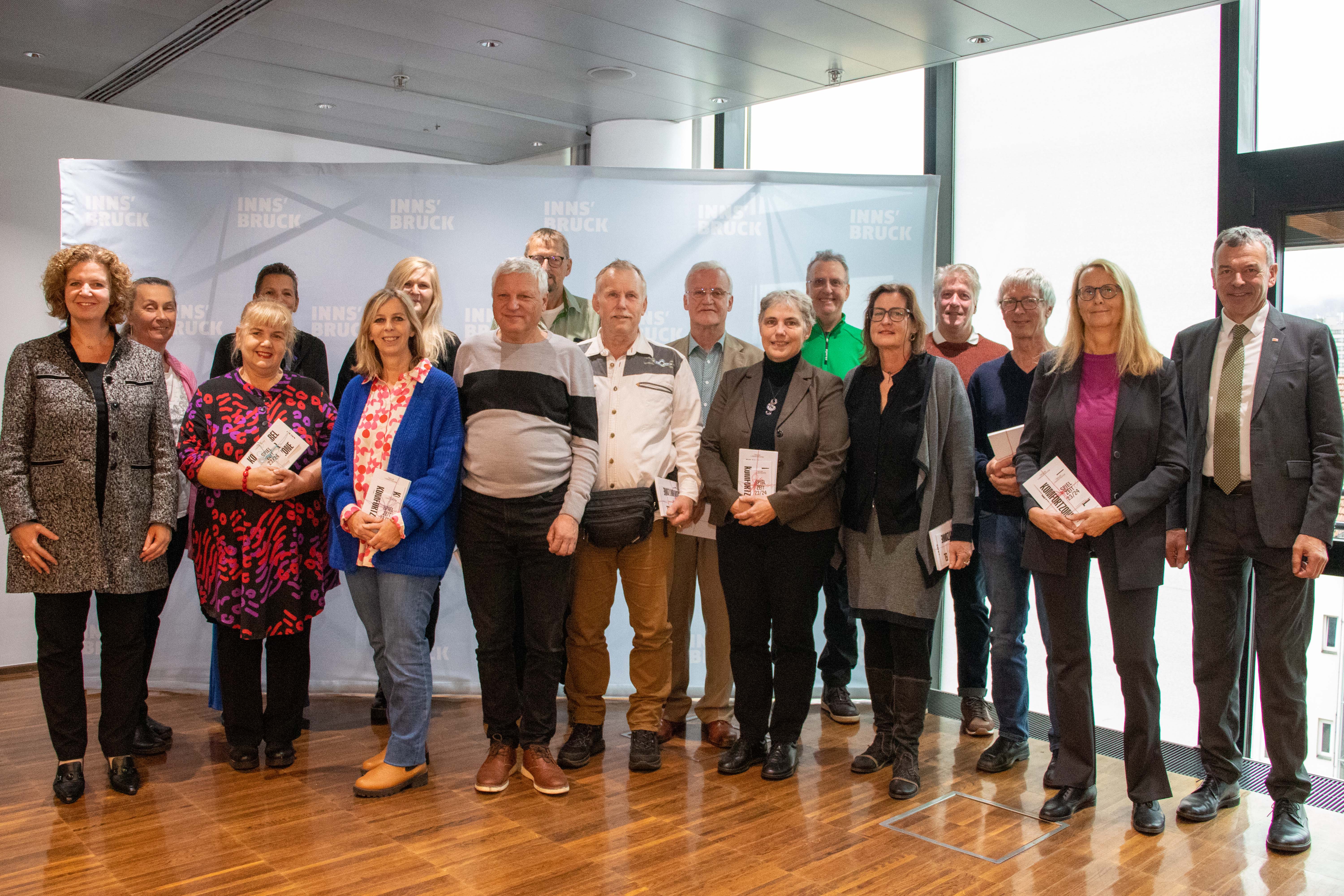 Kürzlich feierten städtische Bedienstete ihr 40- bzw. 25-jähriges Dienstjubiläum. Dazu gratulierten Bürgermeister Georg Willi, Magistratsdirektorin Gabriela Herlitschka sowie die Obfrau der Zentralen Personalvertretung, Sabine Steffan. Außerdem wurden auch städtische MitarbeiterInnen in den wohlverdienten Ruhestand verabschiedet. Bürgermeister Willi erwähnte, dass Menschen mit jahrzehntelanger Erfahrung bei einen Unternehmen, auch im öffentlichen Dienst, zunehmend die Ausnahme darstellen. Damit geht auch viel Wissen verloren. Diese Herausforderung gilt es in Zukunft anzunehmen.
