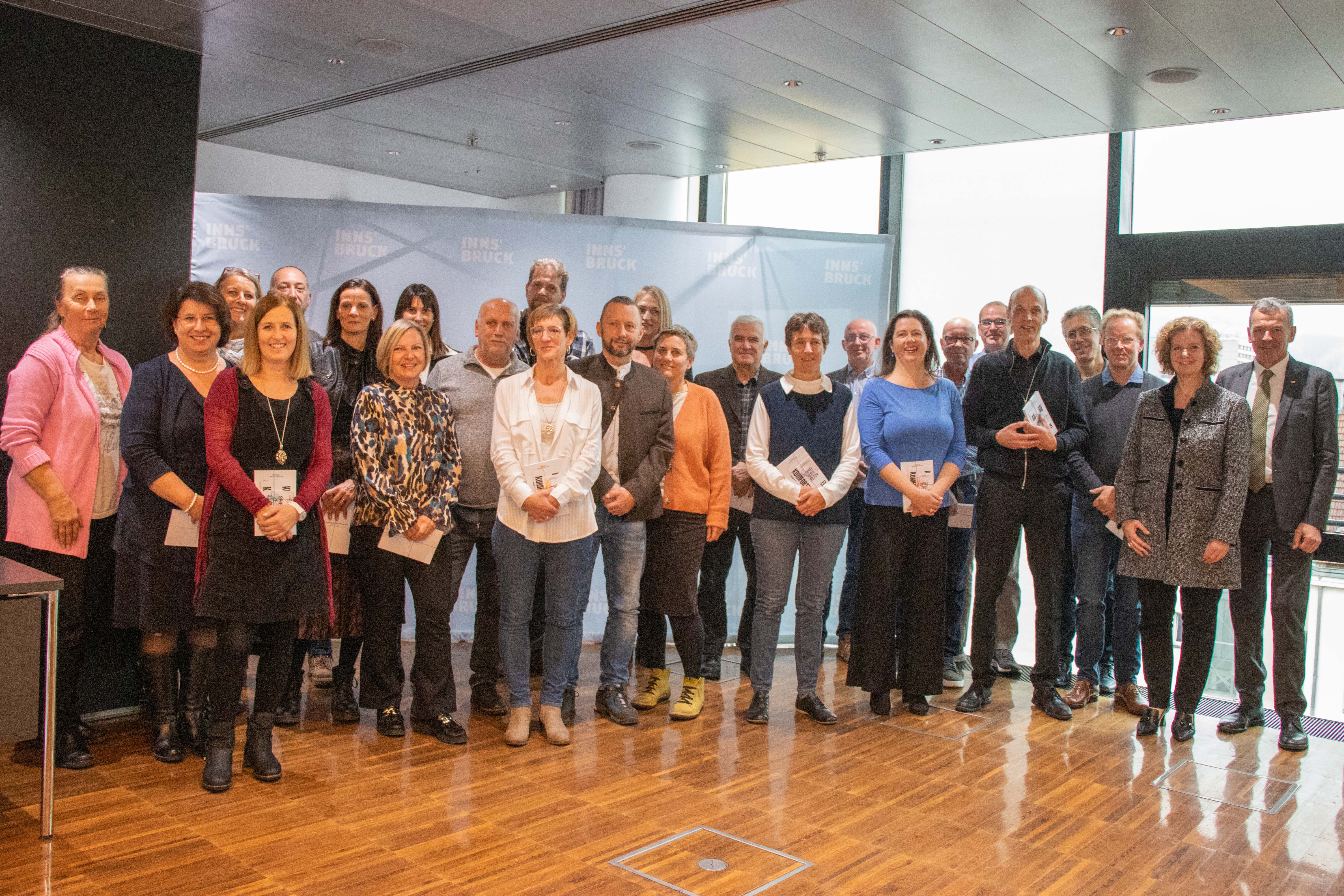 Kürzlich feierten städtische Bedienstete ihr 40- bzw. 25-jähriges Dienstjubiläum. Dazu gratulierten Bürgermeister Georg Willi, Magistratsdirektorin Gabriela Herlitschka sowie die Obfrau der Zentralen Personalvertretung, Sabine Steffan. Außerdem wurden auch städtische MitarbeiterInnen in den wohlverdienten Ruhestand verabschiedet. Bürgermeister Willi erwähnte, dass Menschen mit jahrzehntelanger Erfahrung bei einen Unternehmen, auch im öffentlichen Dienst, zunehmend die Ausnahme darstellen. Damit geht auch viel Wissen verloren. Diese Herausforderung gilt es in Zukunft anzunehmen.