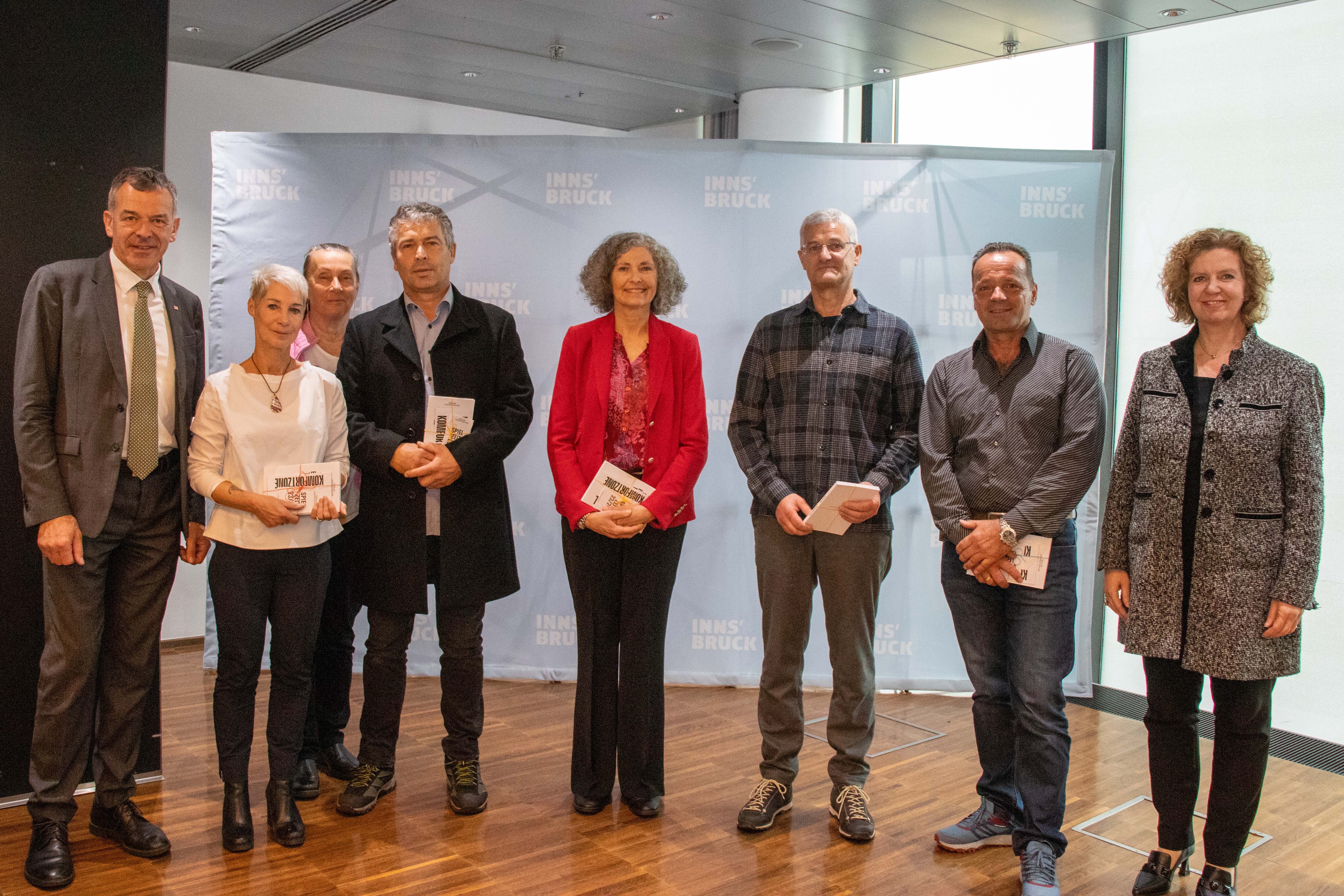 Kürzlich feierten städtische Bedienstete ihr 40- bzw. 25-jähriges Dienstjubiläum. Dazu gratulierten Bürgermeister Georg Willi, Magistratsdirektorin Gabriela Herlitschka sowie die Obfrau der Zentralen Personalvertretung, Sabine Steffan. Außerdem wurden auch städtische MitarbeiterInnen in den wohlverdienten Ruhestand verabschiedet. Bürgermeister Willi erwähnte, dass Menschen mit jahrzehntelanger Erfahrung bei einen Unternehmen, auch im öffentlichen Dienst, zunehmend die Ausnahme darstellen. Damit geht auch viel Wissen verloren. Diese Herausforderung gilt es in Zukunft anzunehmen.